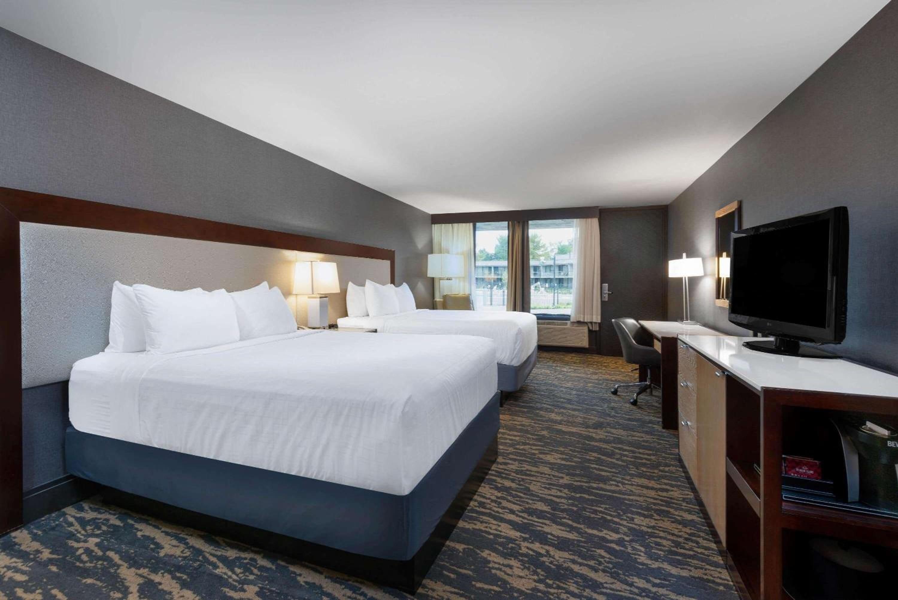 Deluxe Queen Room with Two Queen Beds and Pool View - Non-Smoking - Photo 5