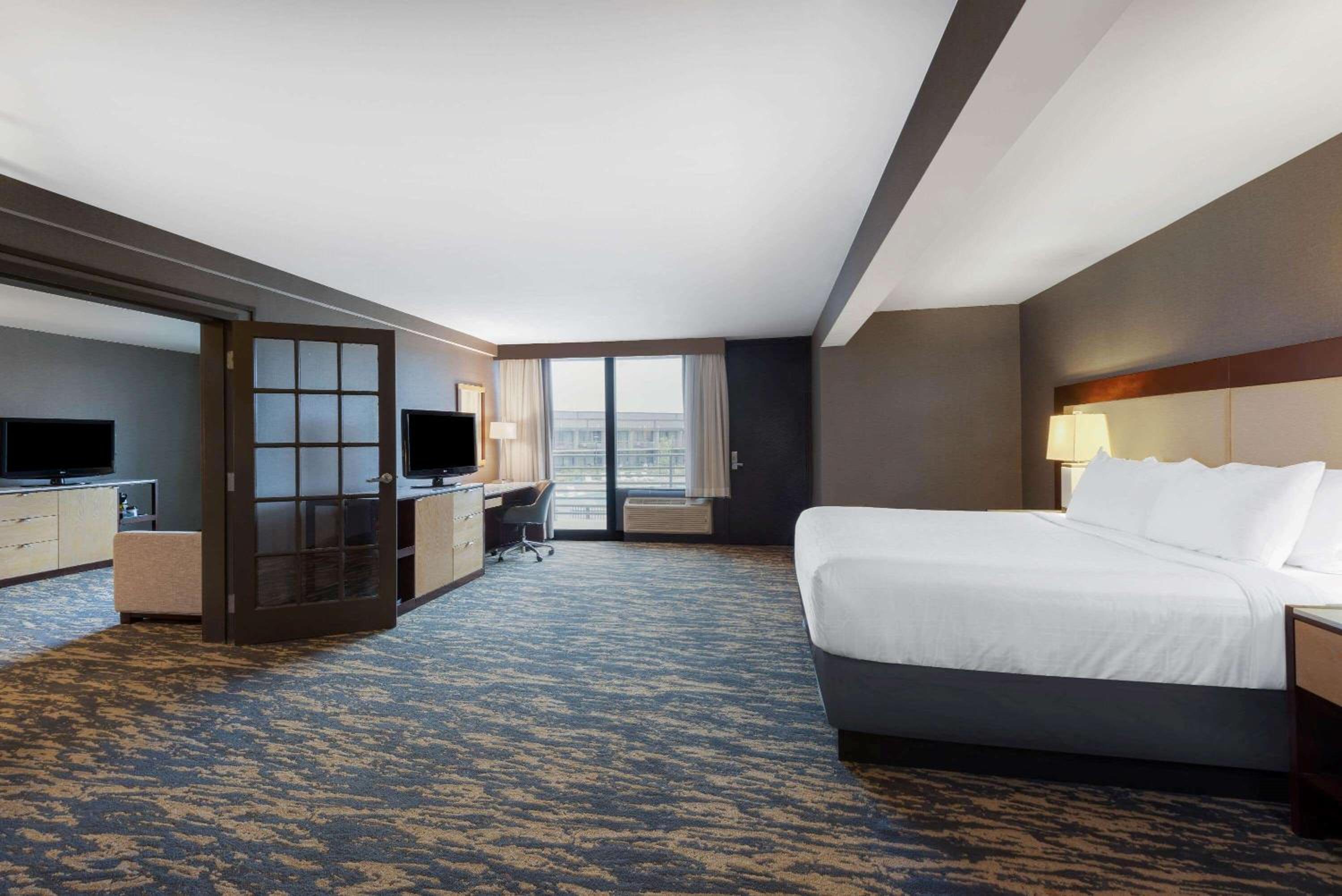 1 King Bed, One Bedroom Pool View Suite, Non-Smoking - Photo 8