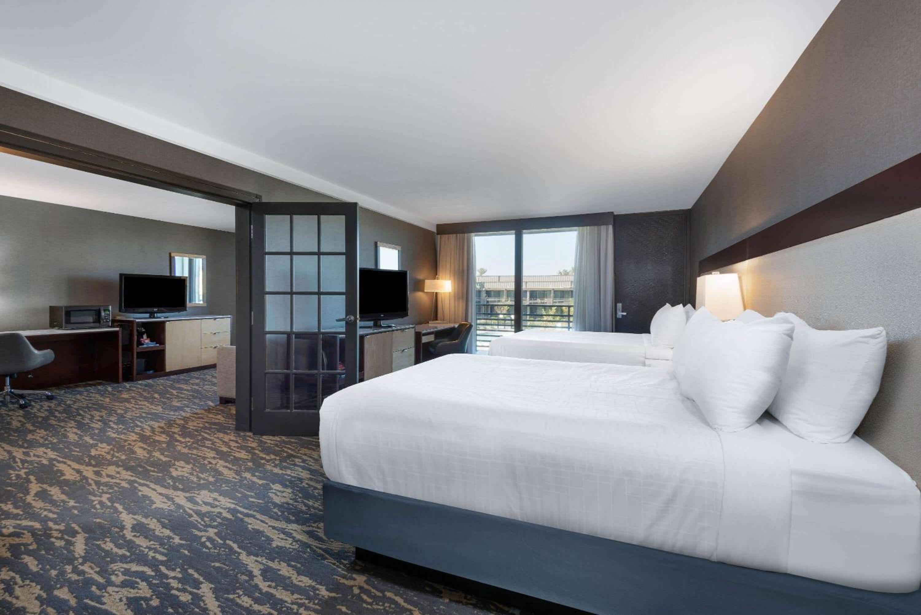 2 Queen Beds, One Bedroom Pool View Suite, Non-Smoking - Photo 5