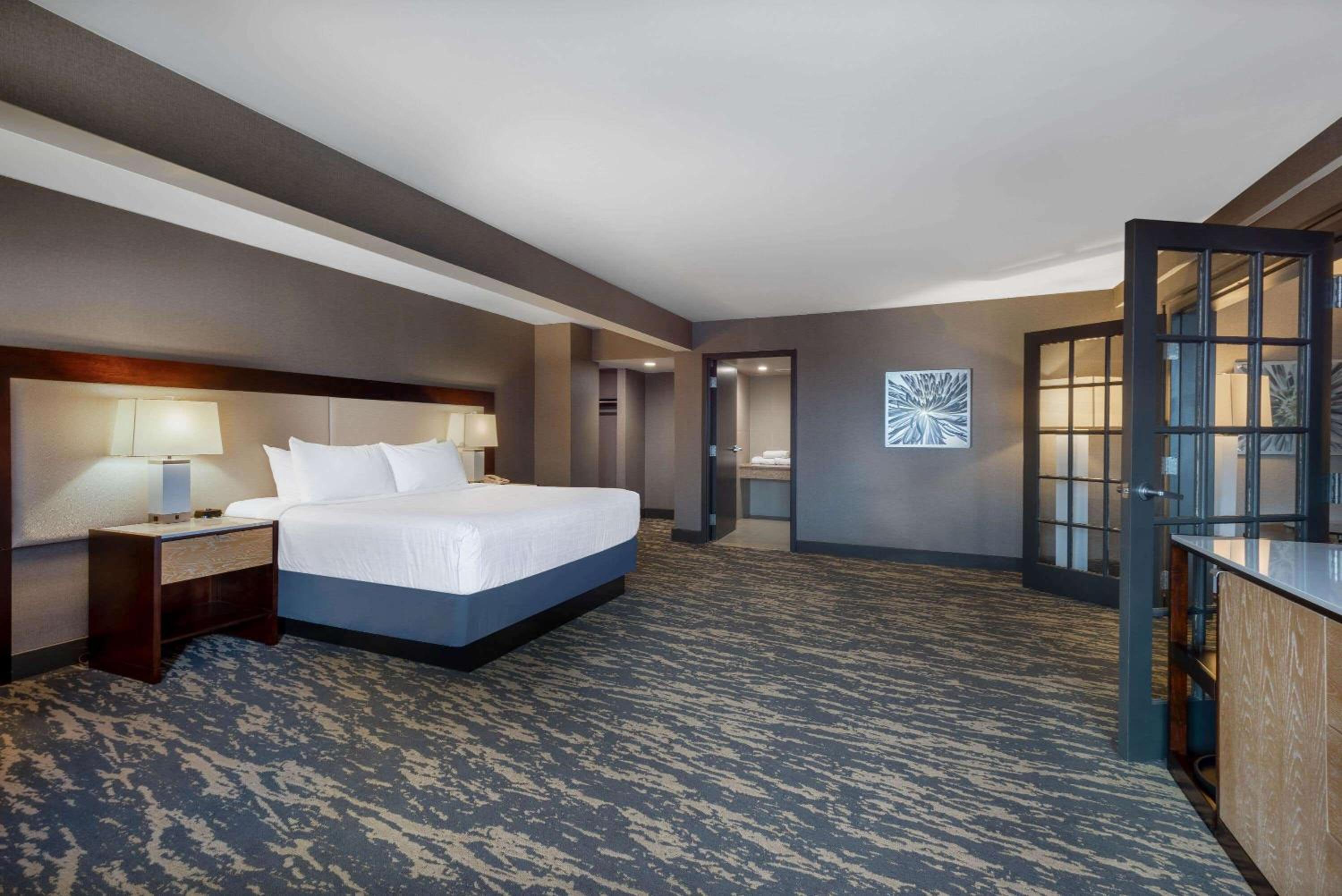 1 King Bed, One Bedroom Pool View Suite, Non-Smoking - Photo 6