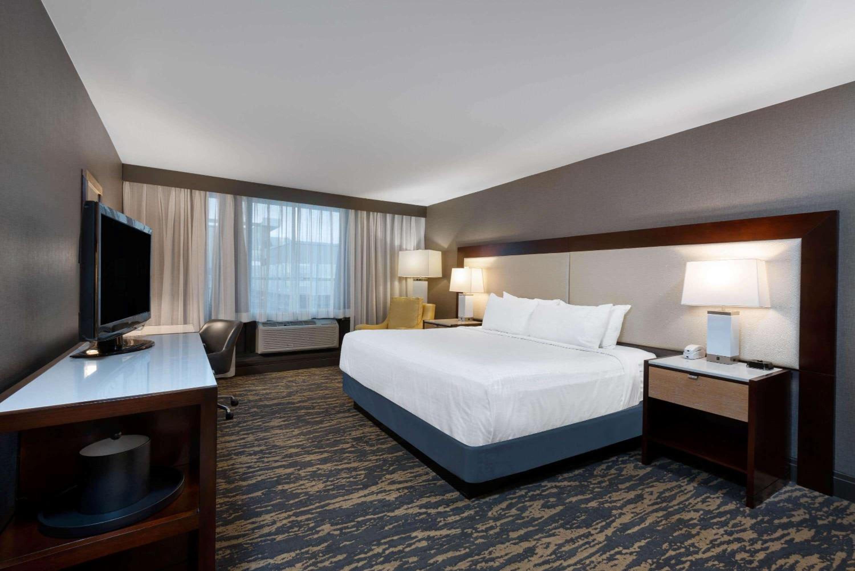1 King, 2 Queen Beds, Deluxe Two Bedroom Suite, Non-Smoking - Photo 3