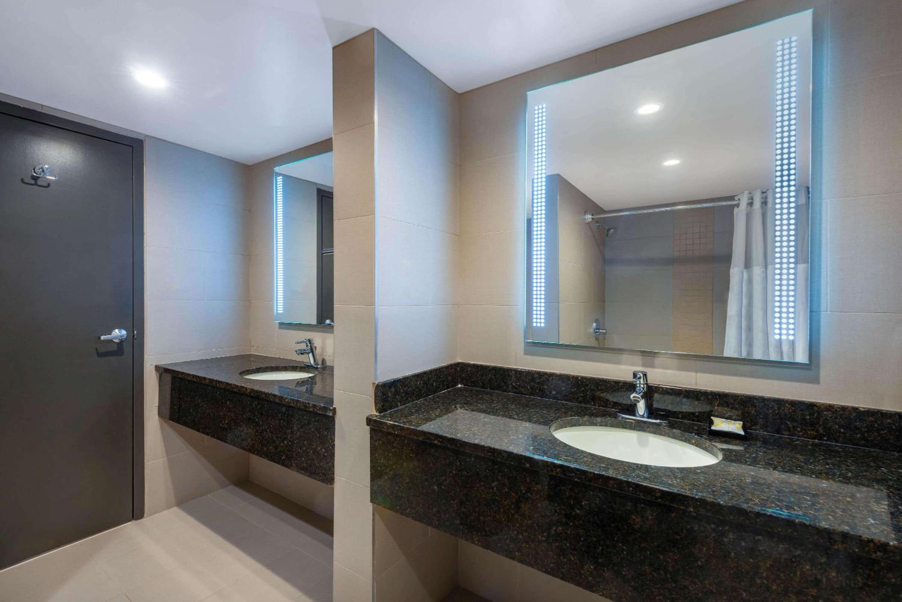 1 King, 2 Queen Beds, Deluxe Two Bedroom Suite, Non-Smoking - Photo 2
