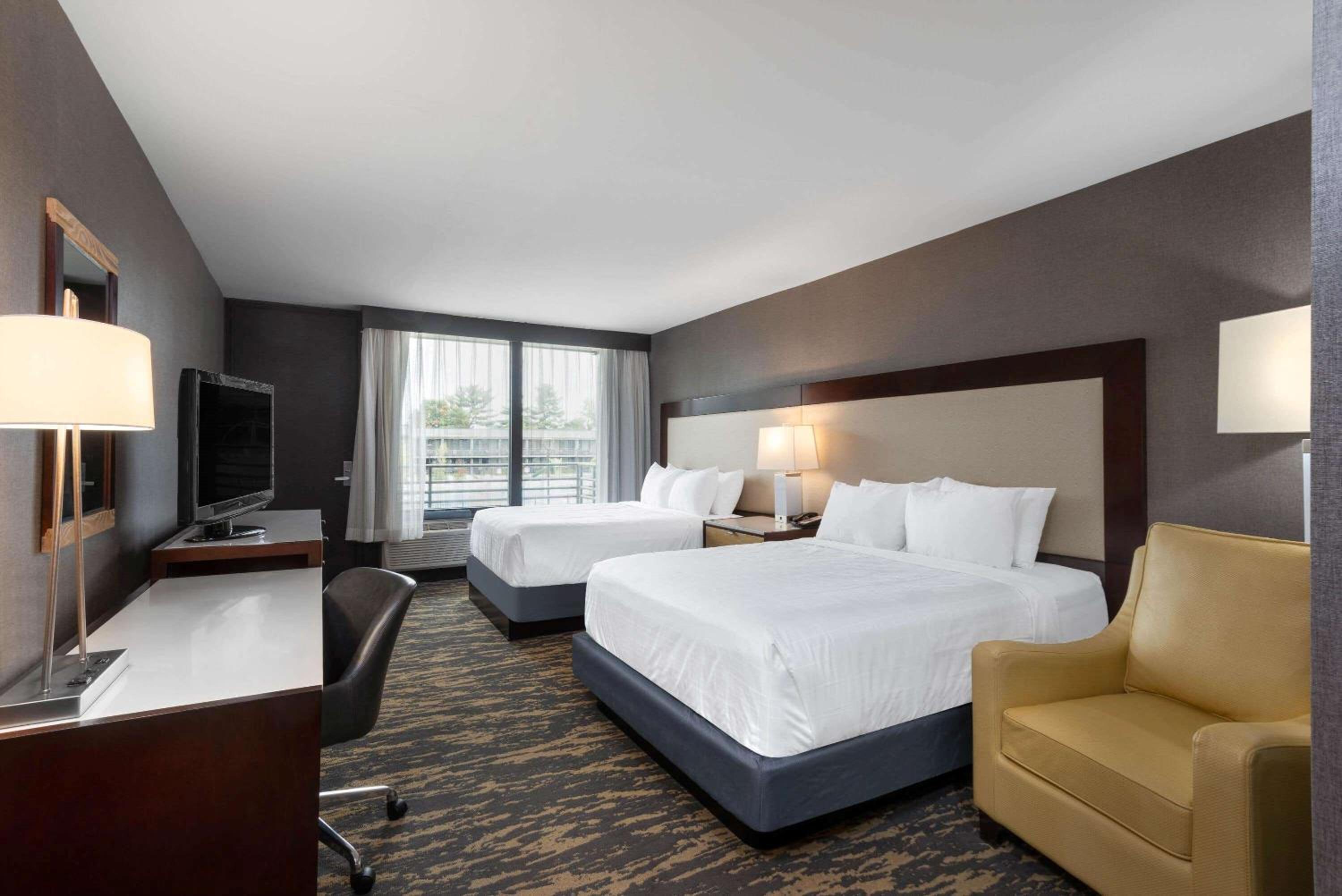 Deluxe Queen Room with Two Queen Beds and Pool View - Non-Smoking - Photo 3
