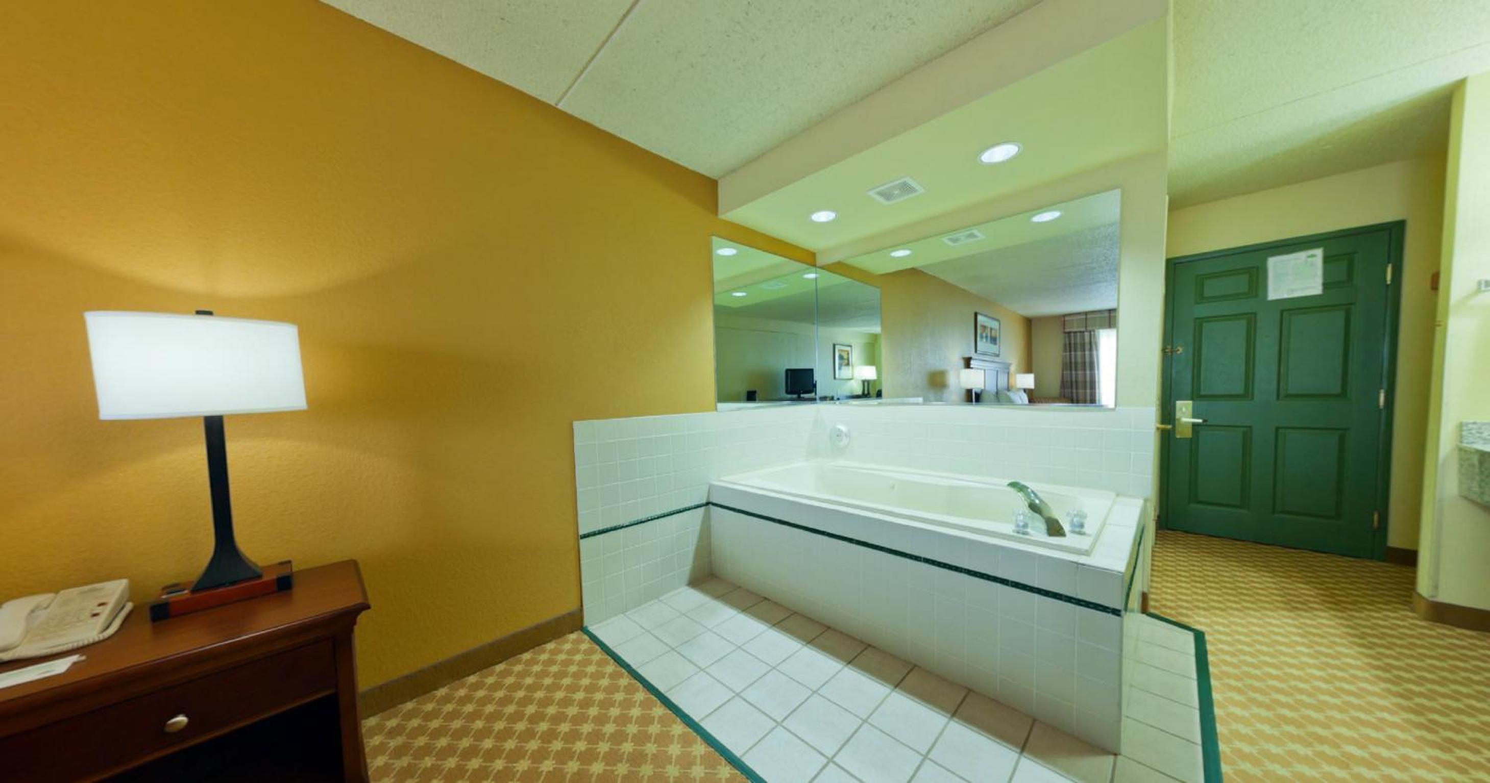 King Suite With Whirlpool - Non-Smoking photo 2