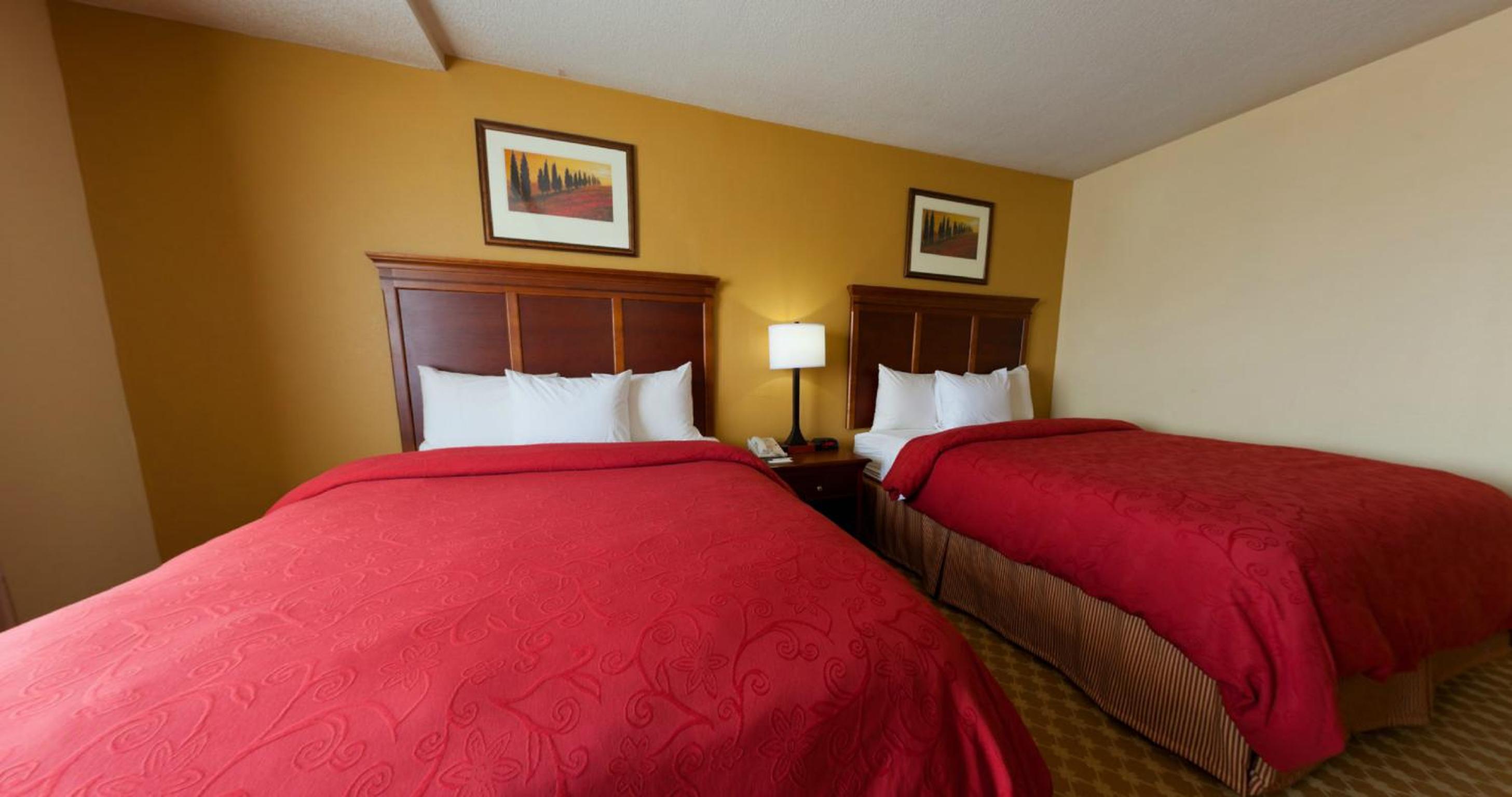 Queen Room With Two Queen Beds photo 3