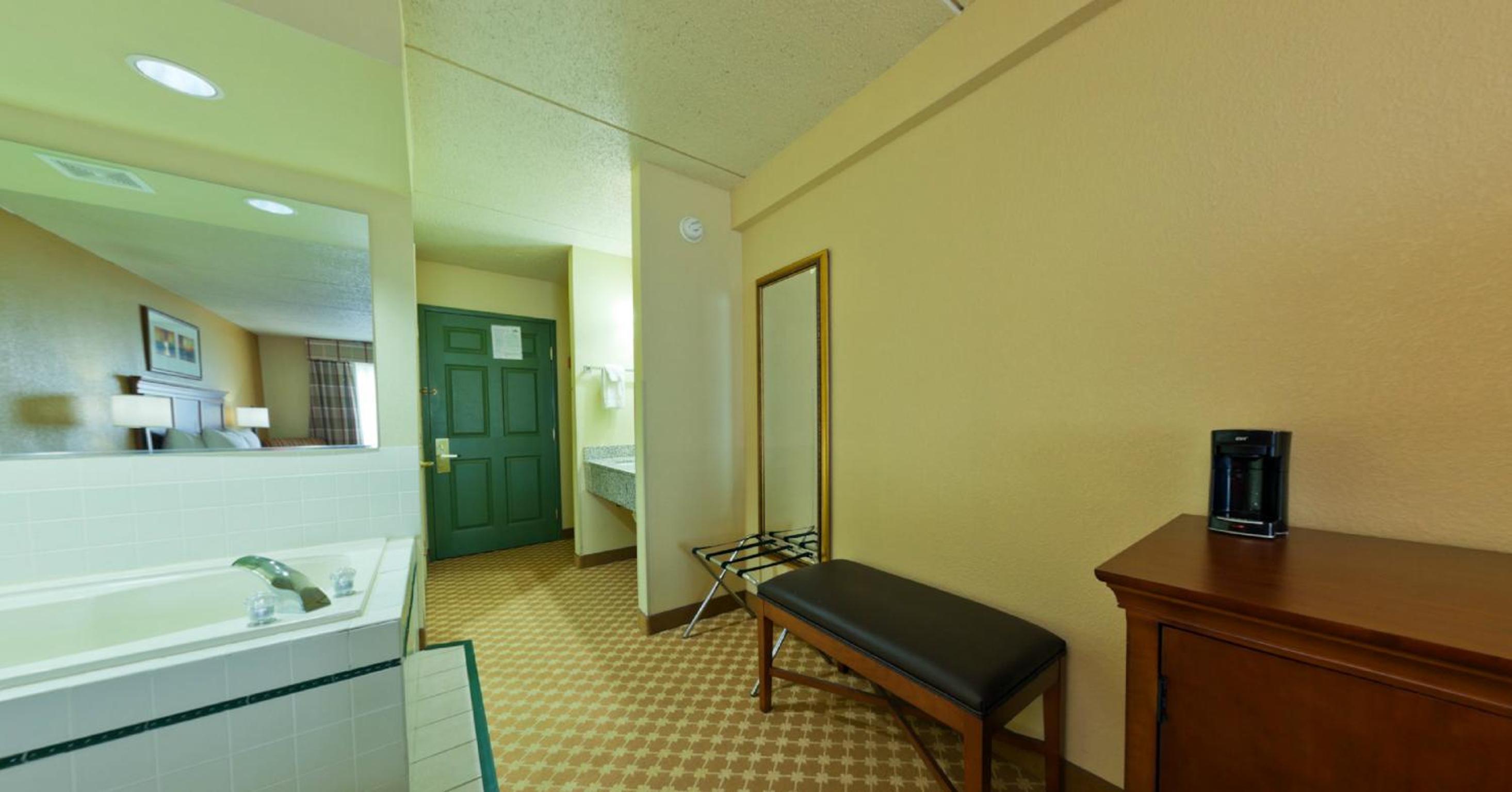 King Suite With Whirlpool - Non-Smoking photo 3