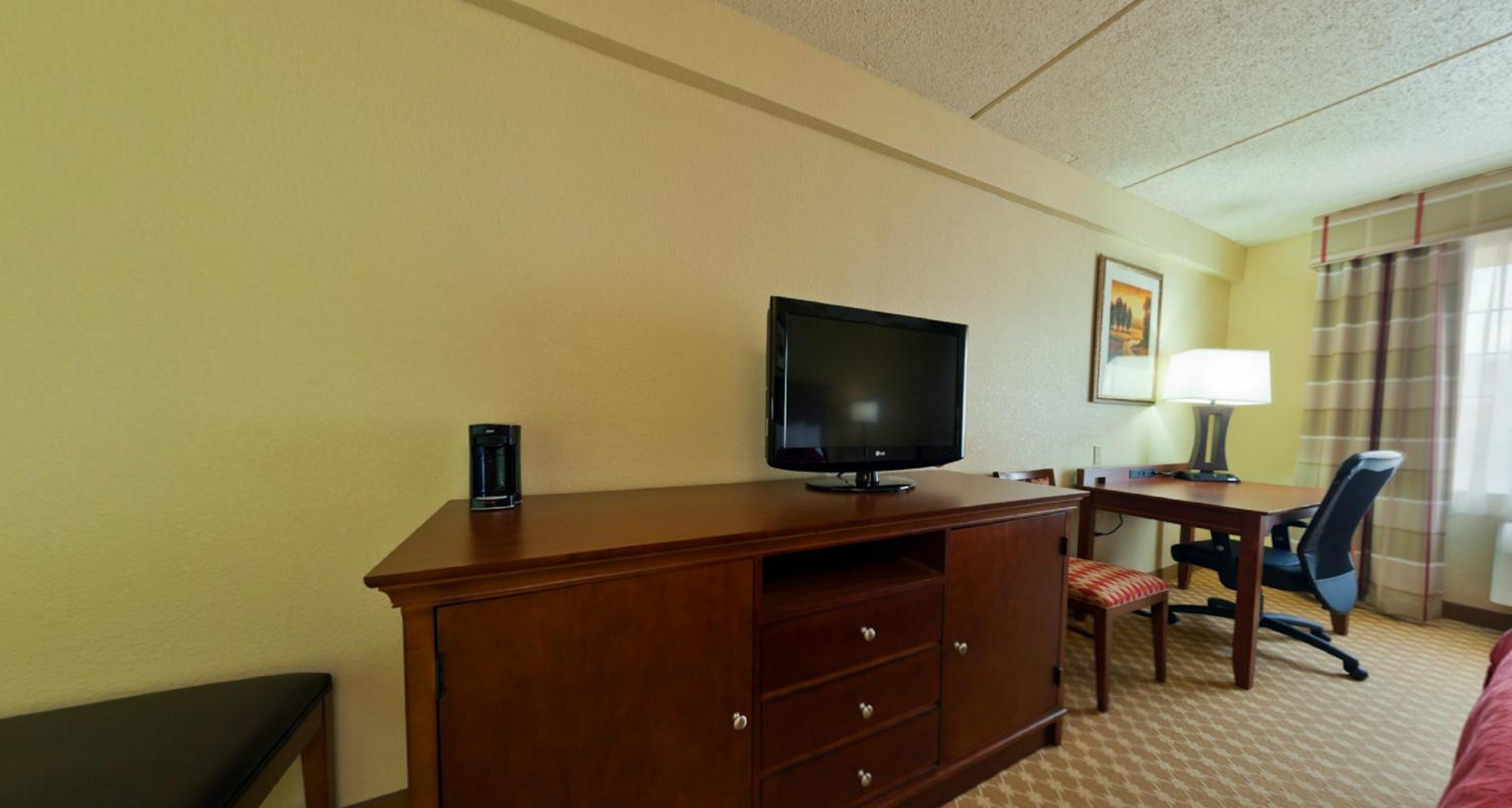 King Suite With Whirlpool - Non-Smoking photo 1