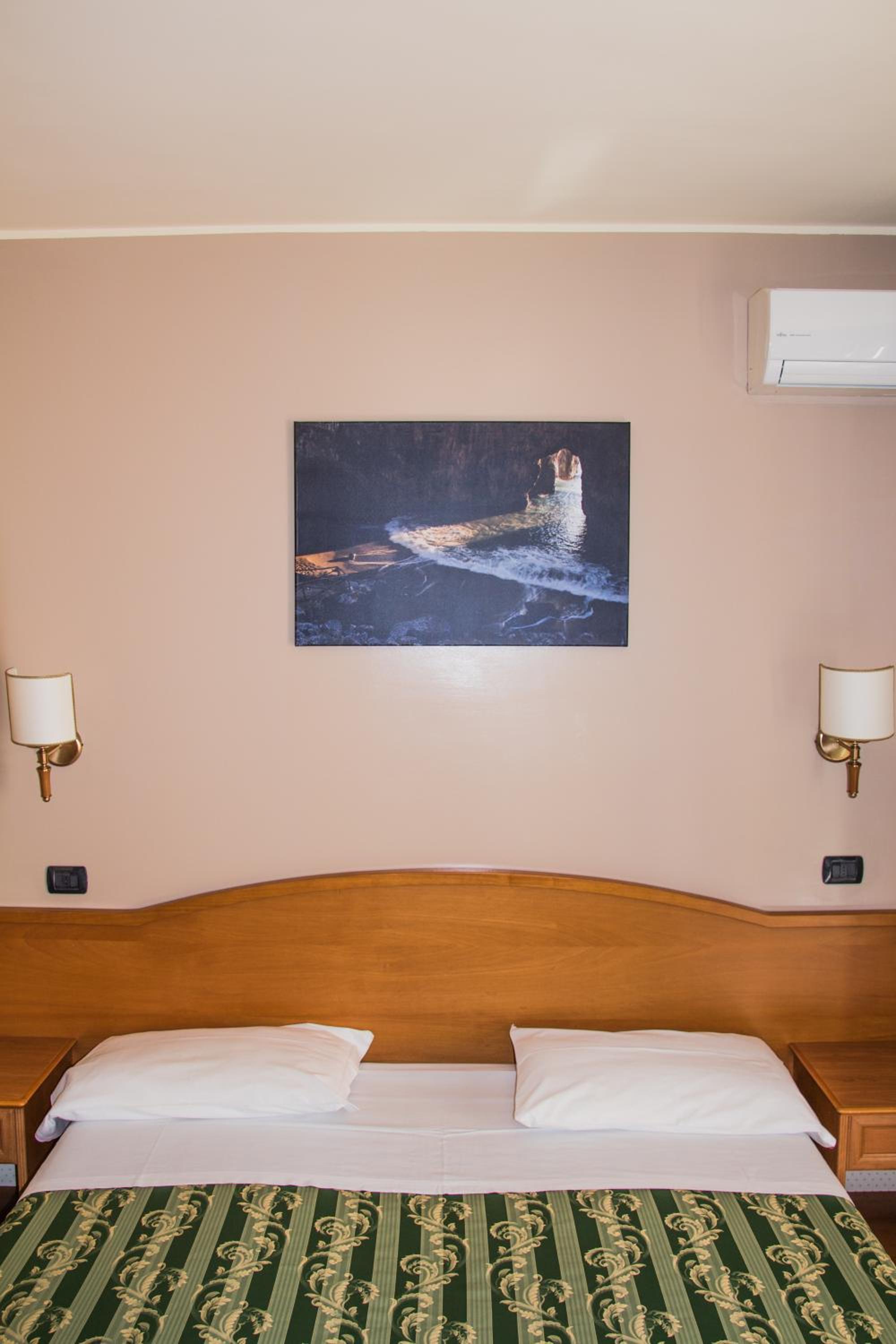 Standard Double Room photo 3