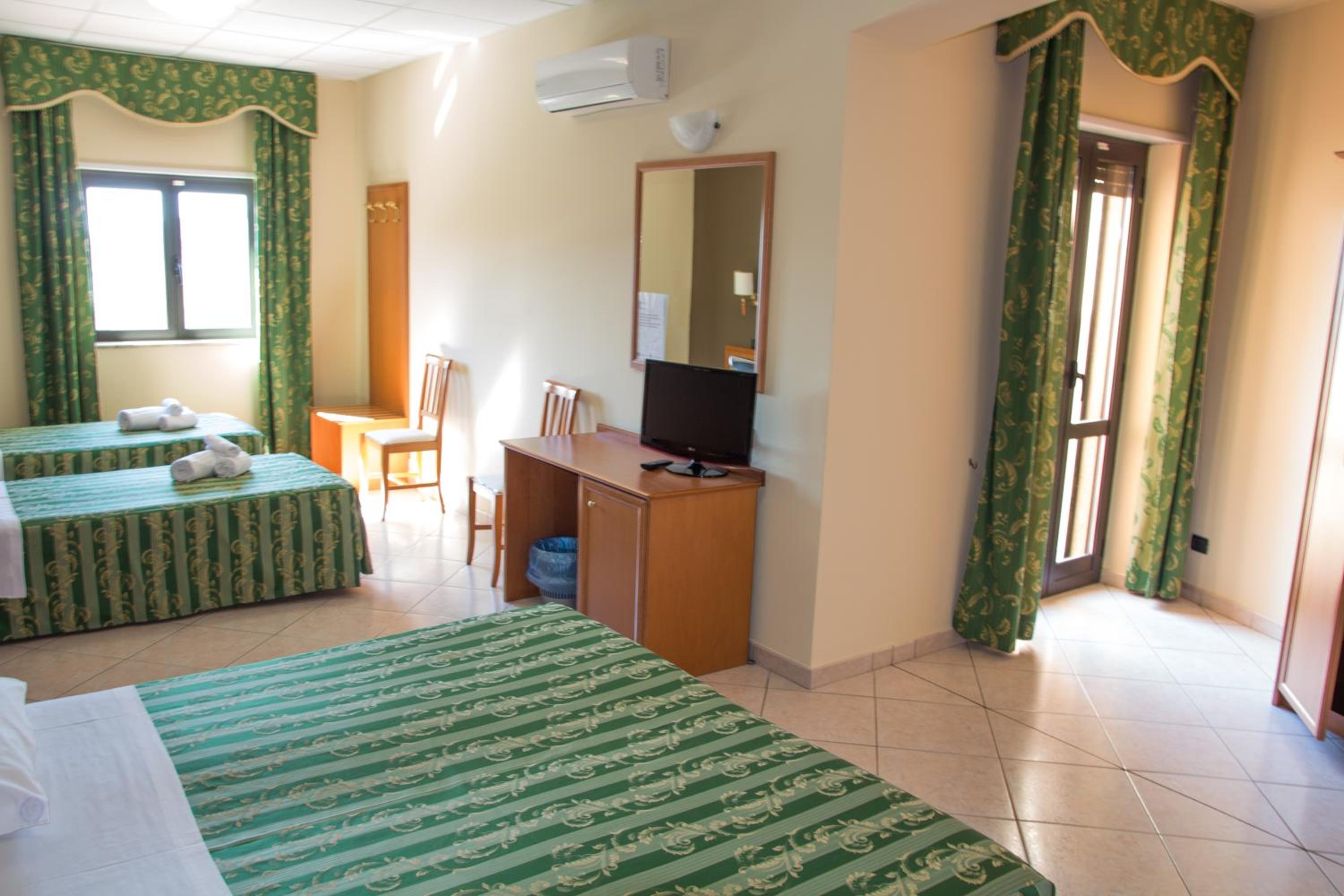 Quadruple Room with Balcony photo 3