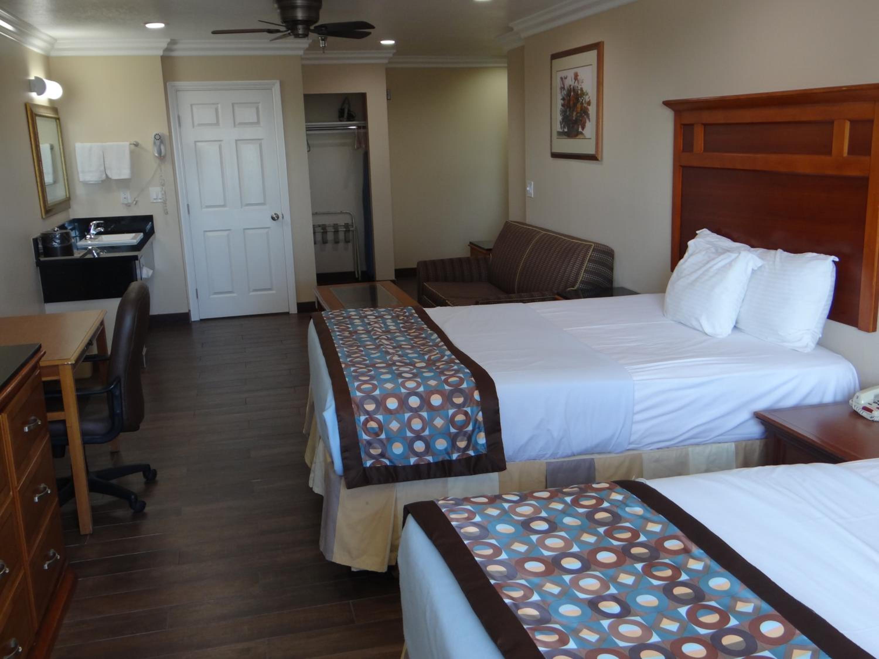 Queen Room with Two Queen Beds - Non-Smoking - Photo 3