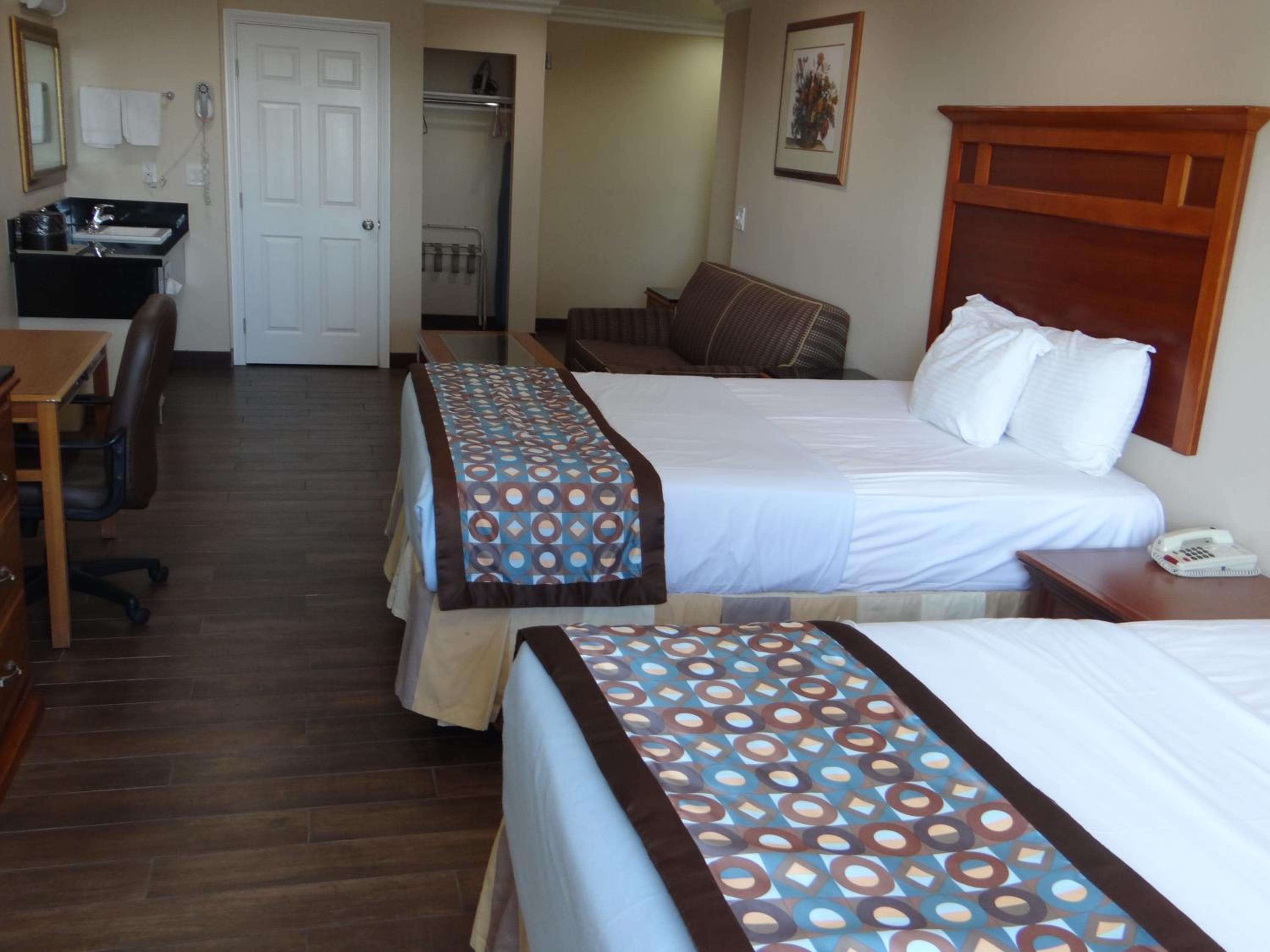 Queen Room with Two Queen Beds - Non-Smoking - Photo 5