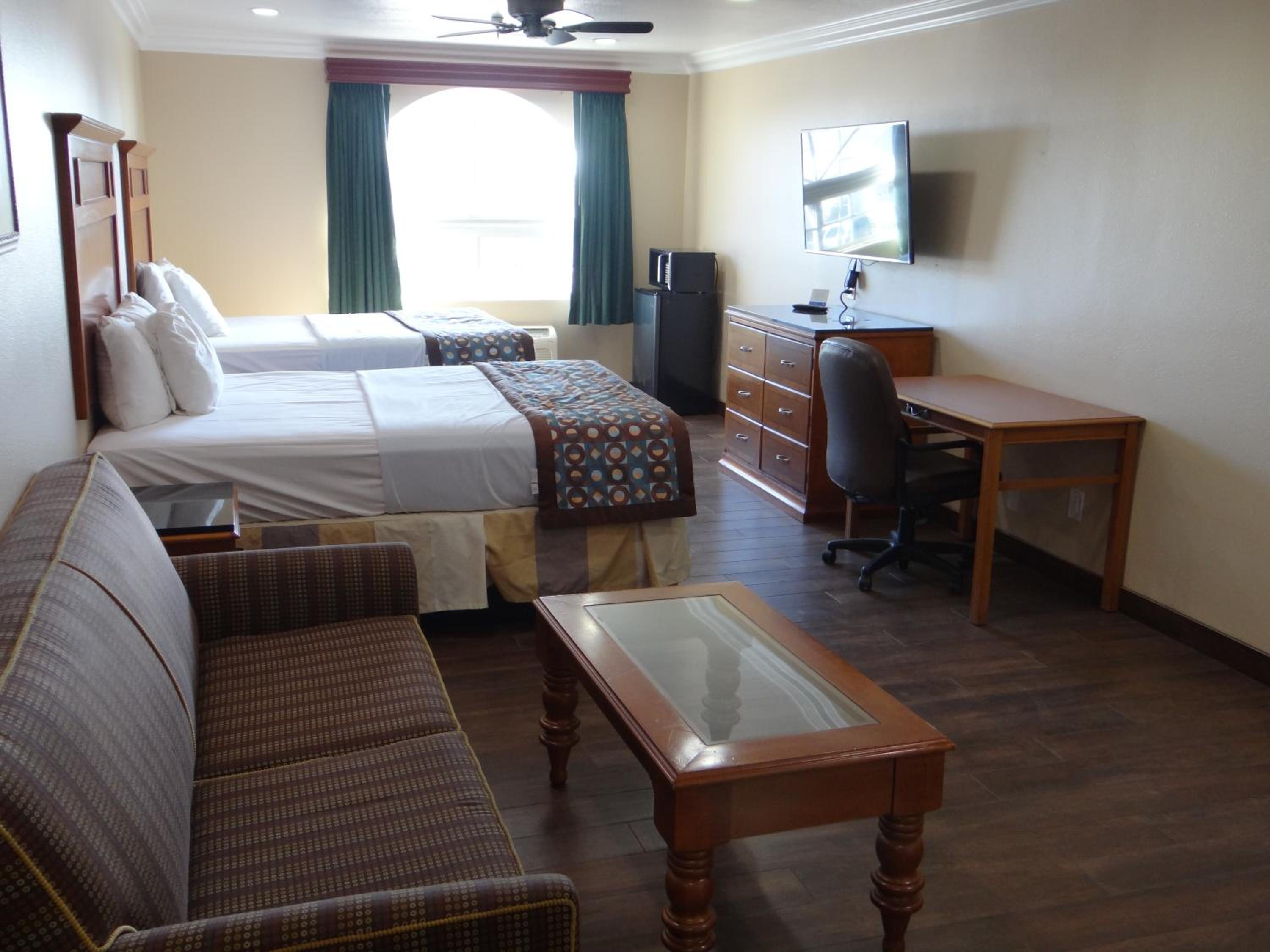Queen Room with Two Queen Beds - Non-Smoking - Photo 2