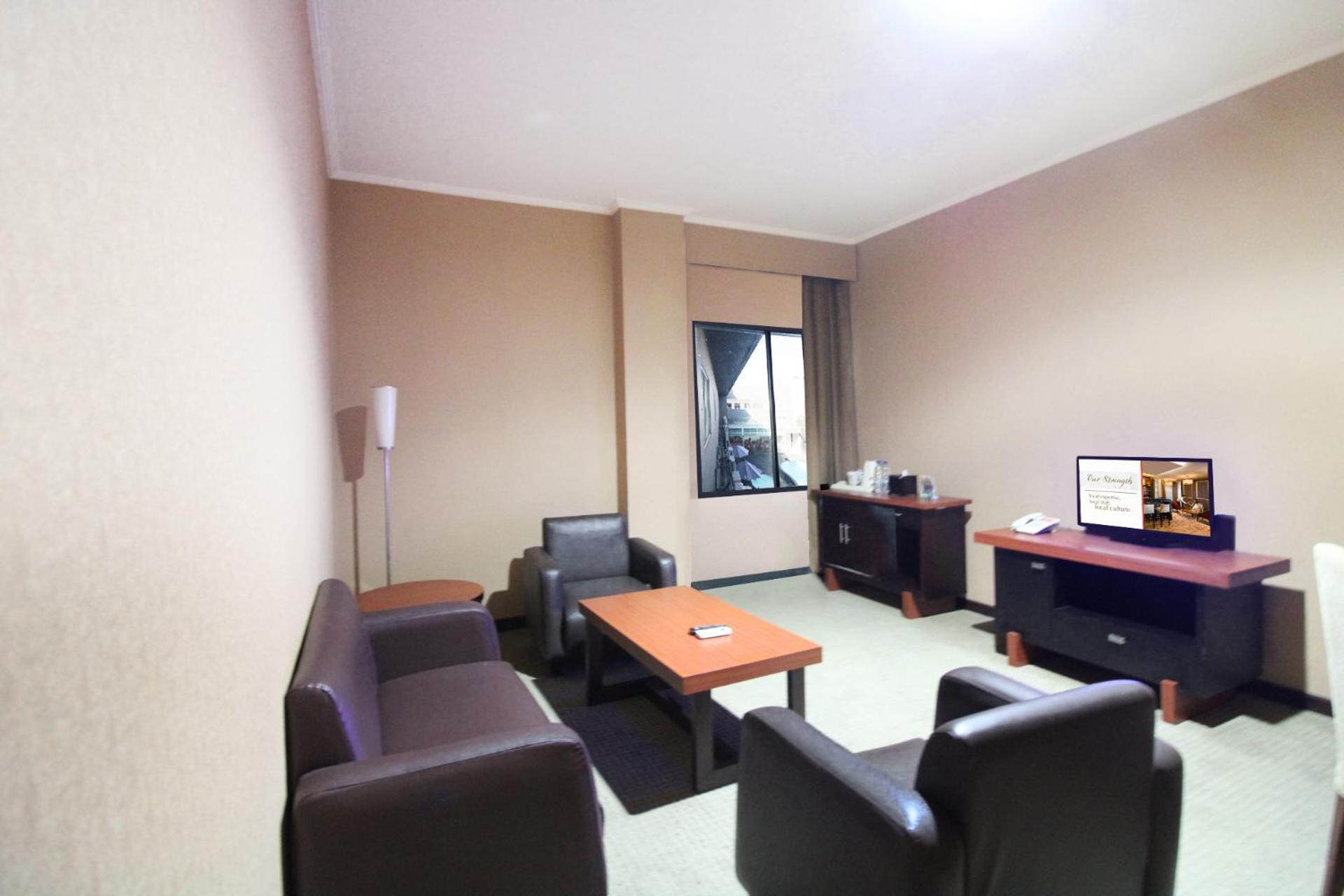 Executive Suite - Photo 2