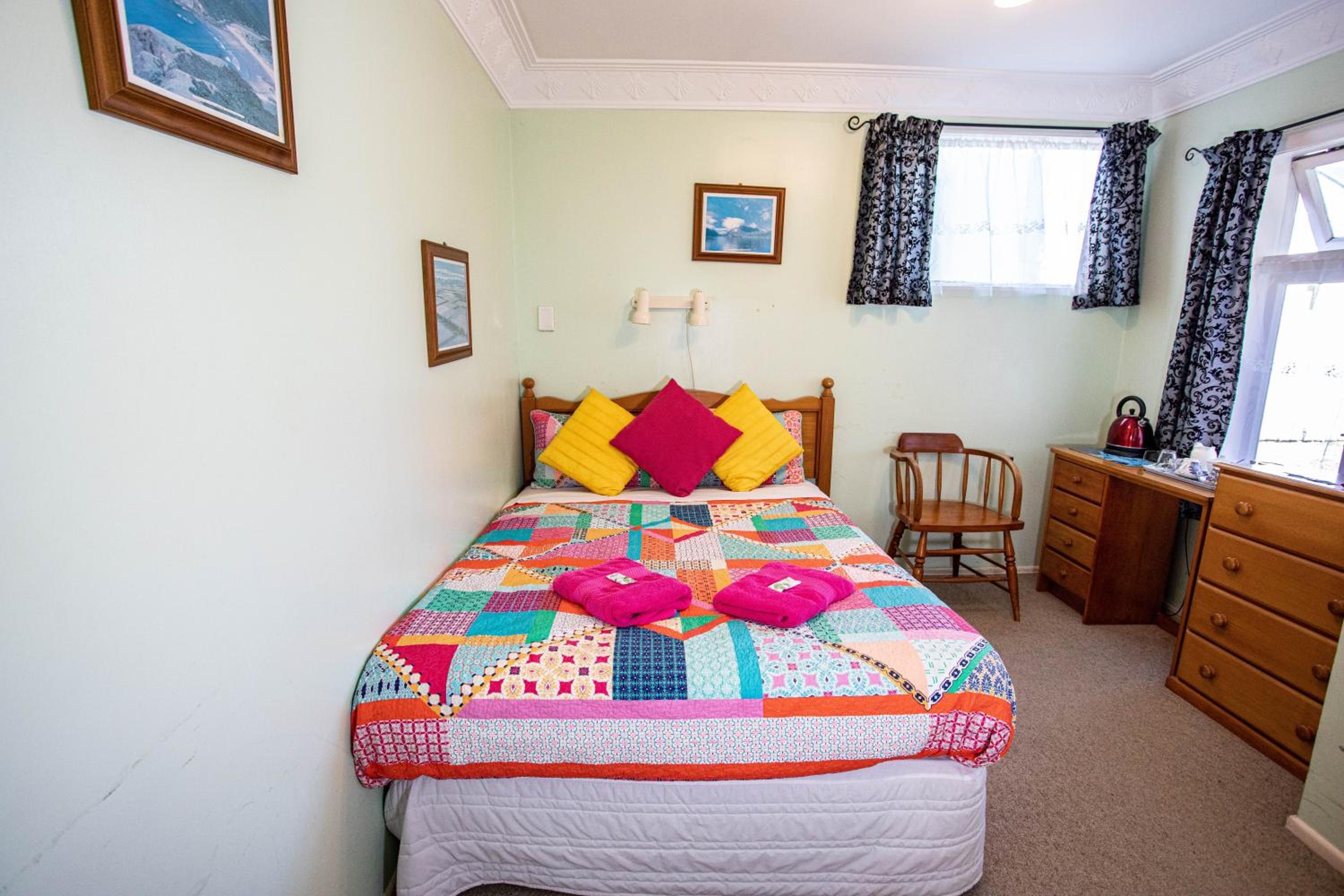 Single Room with Private Bathroom photo 1