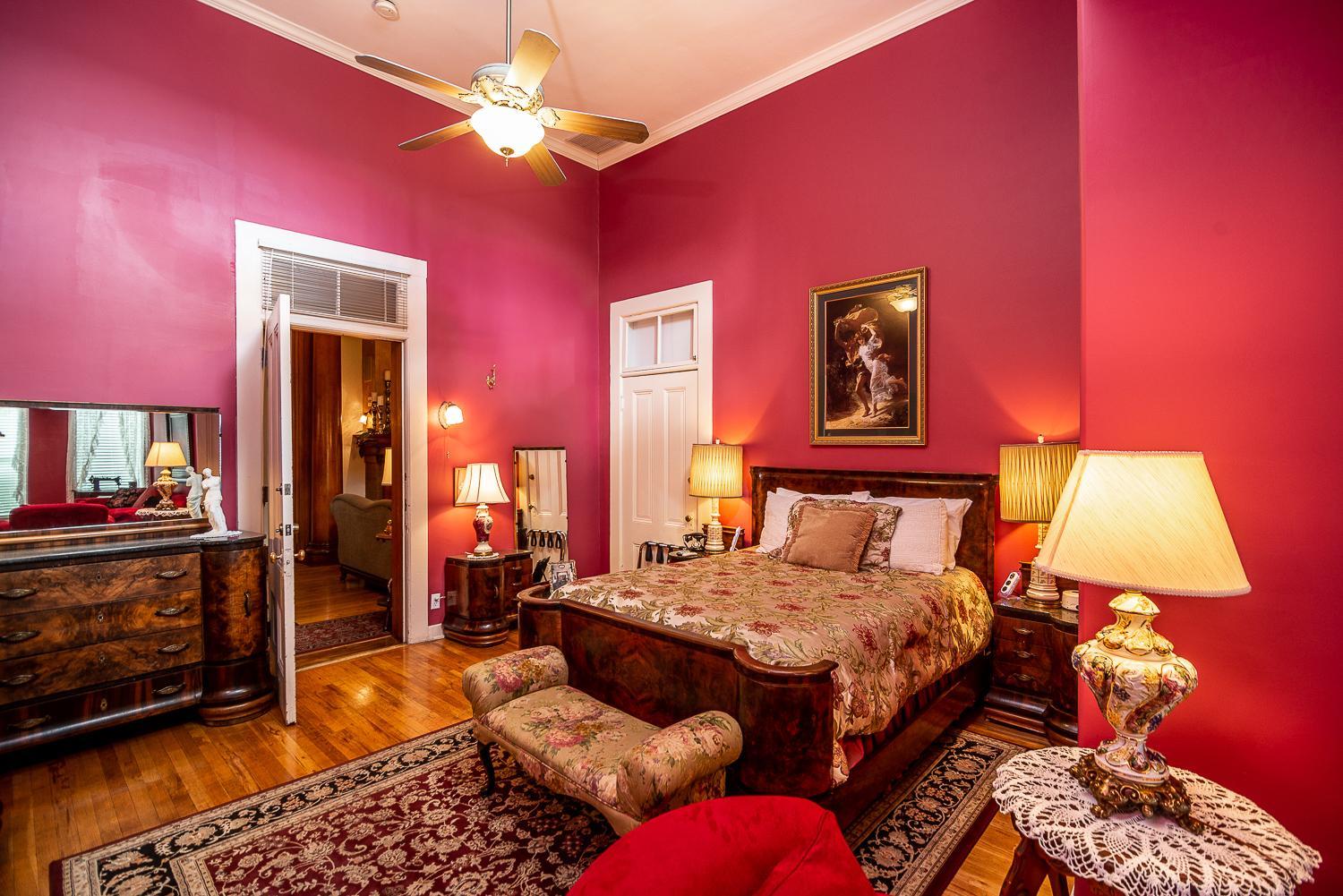 Deluxe Queen Suite photo 3