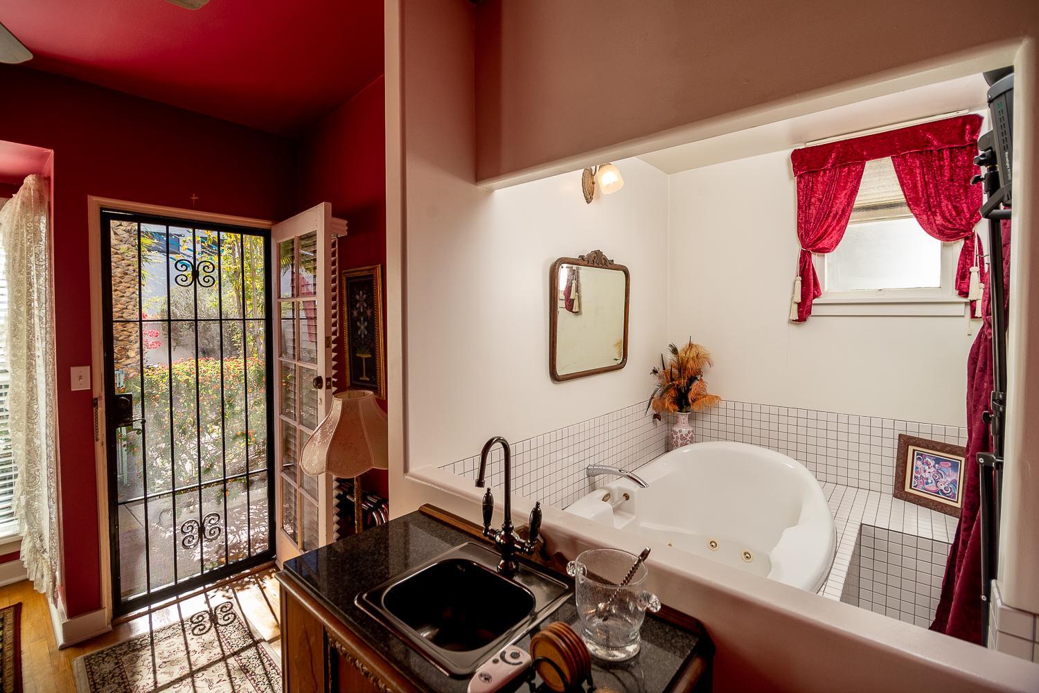 Deluxe Queen Suite