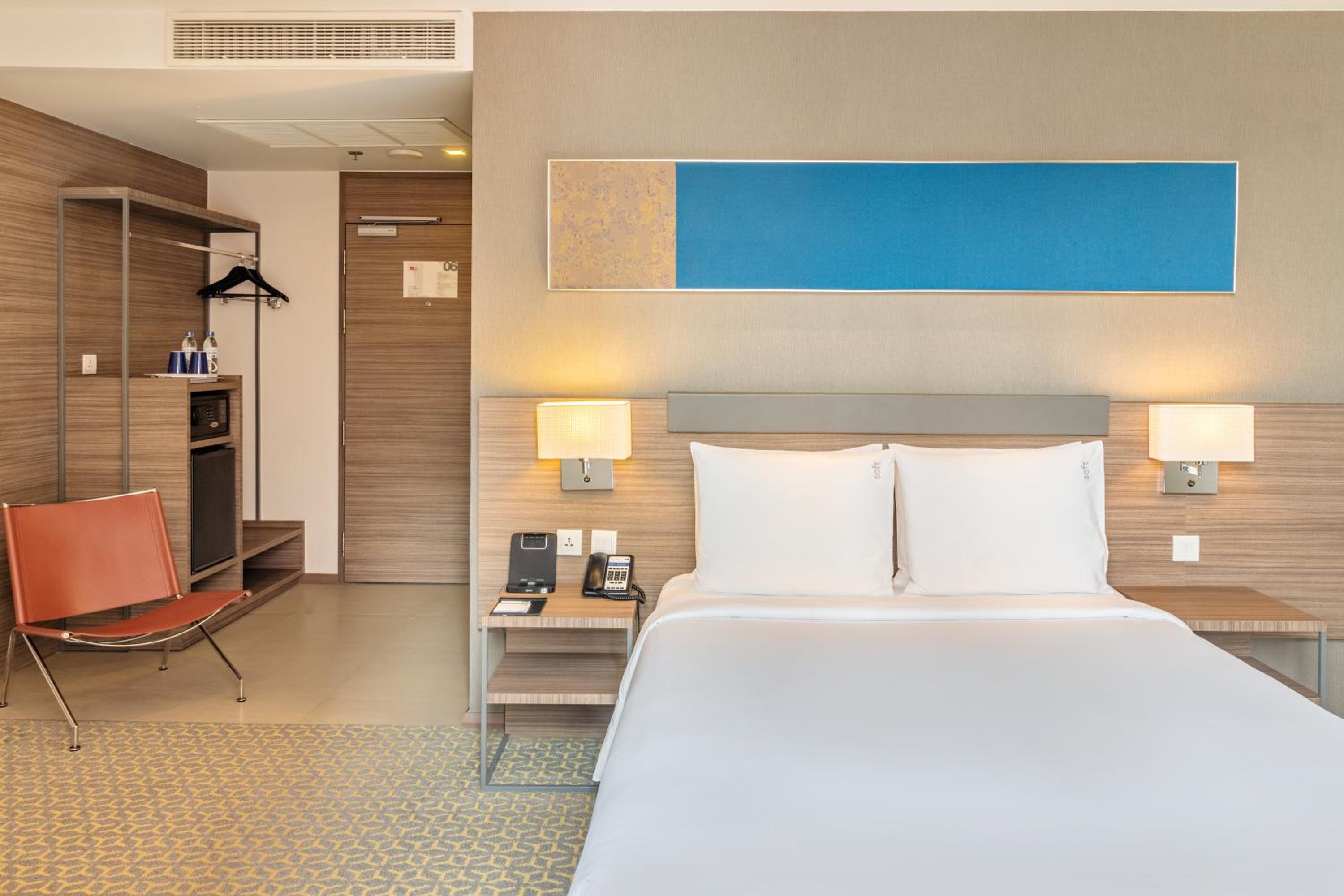 Standard Queen Room with Extra Floor Space - Free Breakfast photo 2