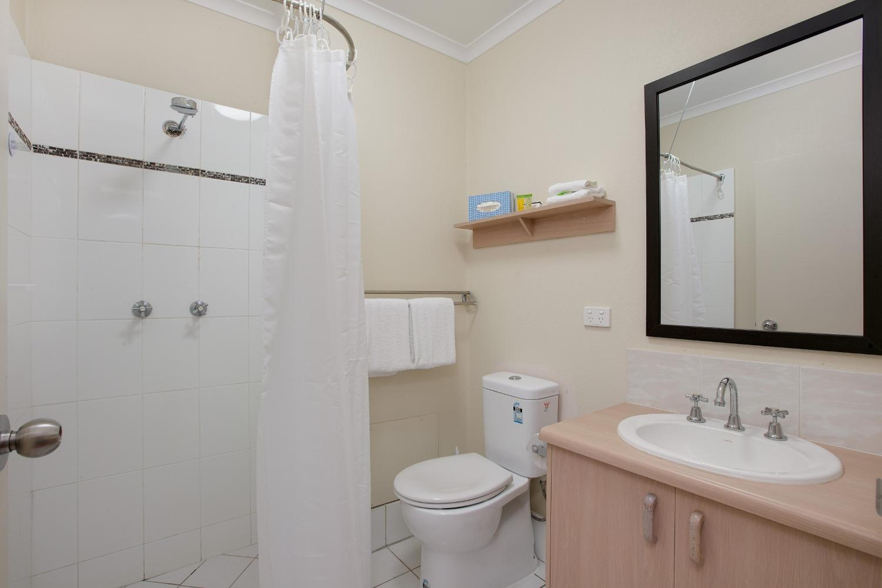 Suite with Spa Bath - Photo 2