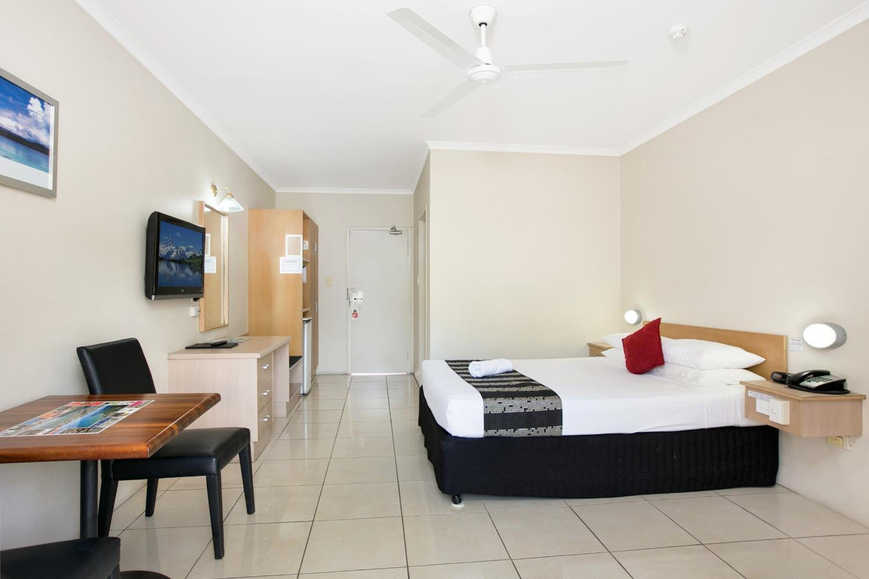 Queen Room with Balcony - Photo 3