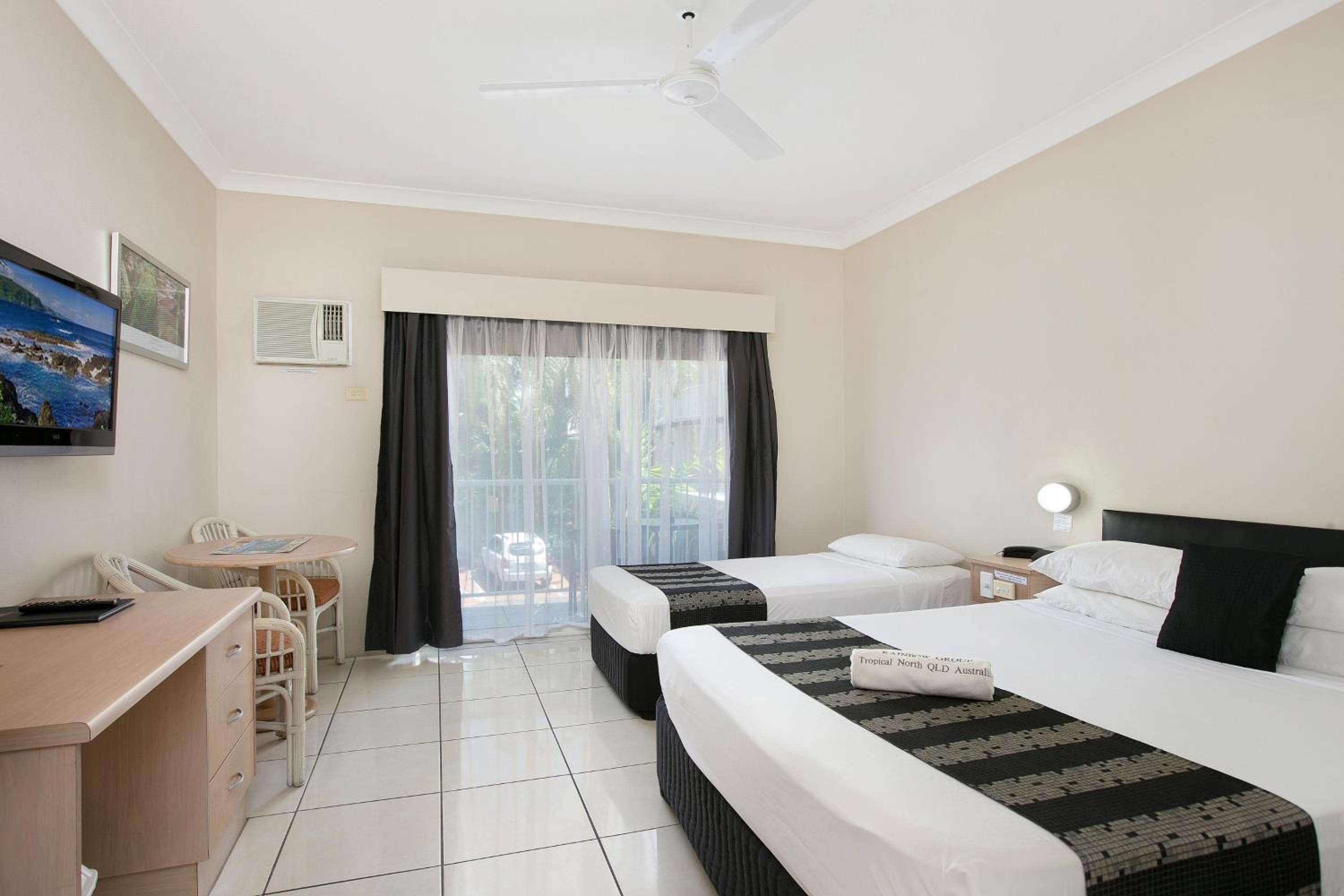 Twin Room with Balcony - Photo 4