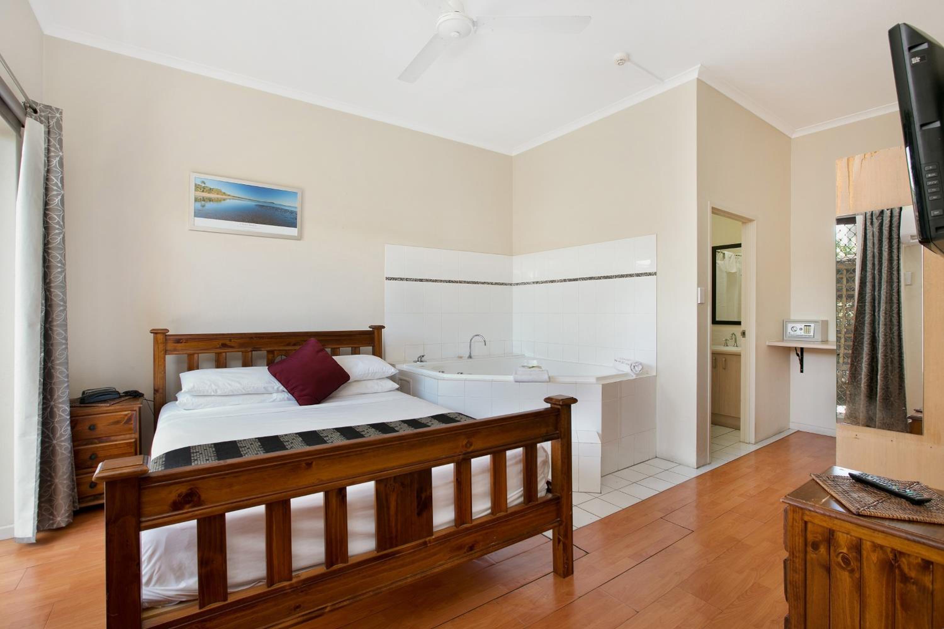 Suite with Spa Bath - Photo 1