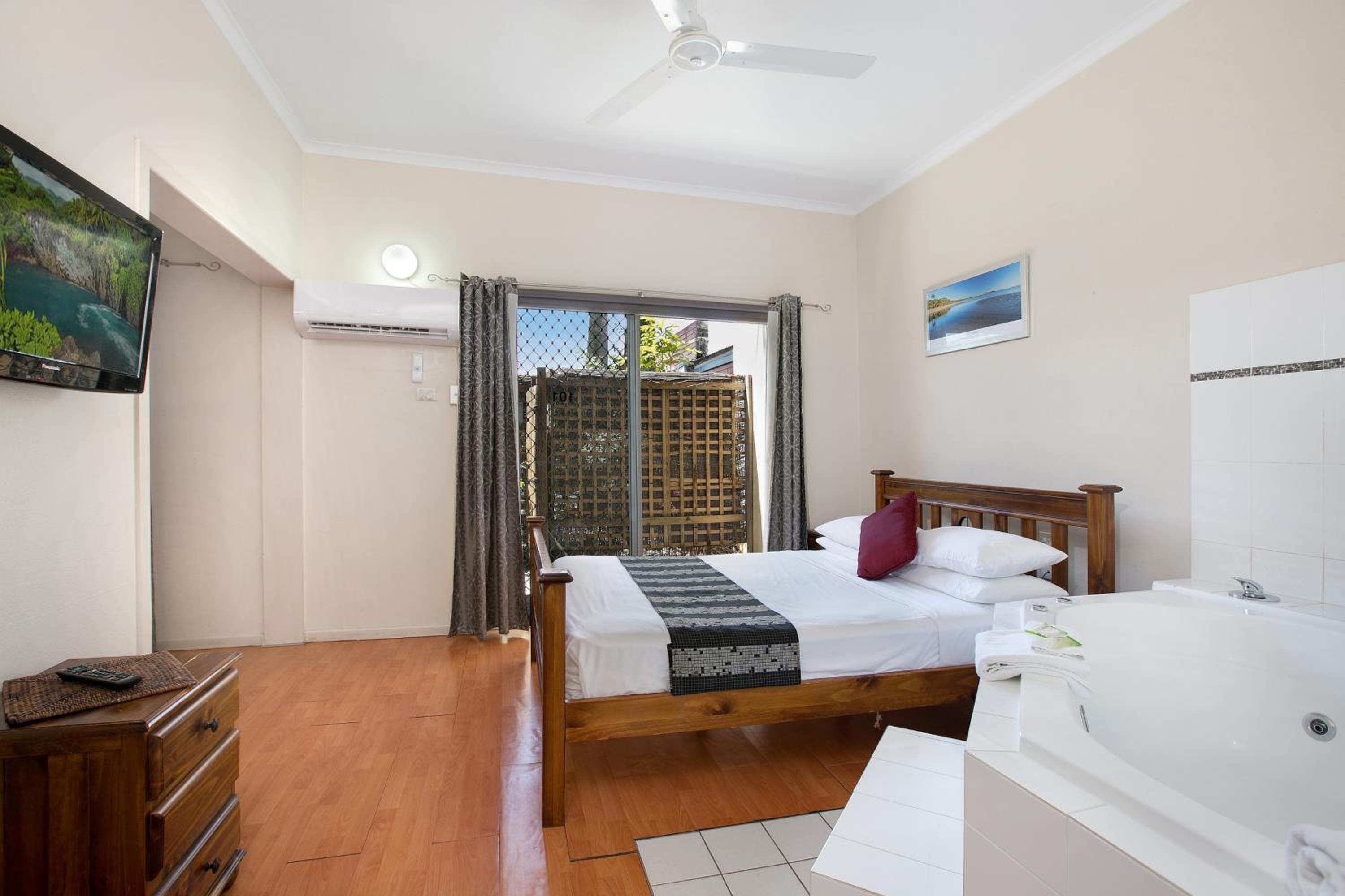 Suite with Spa Bath - Photo 4