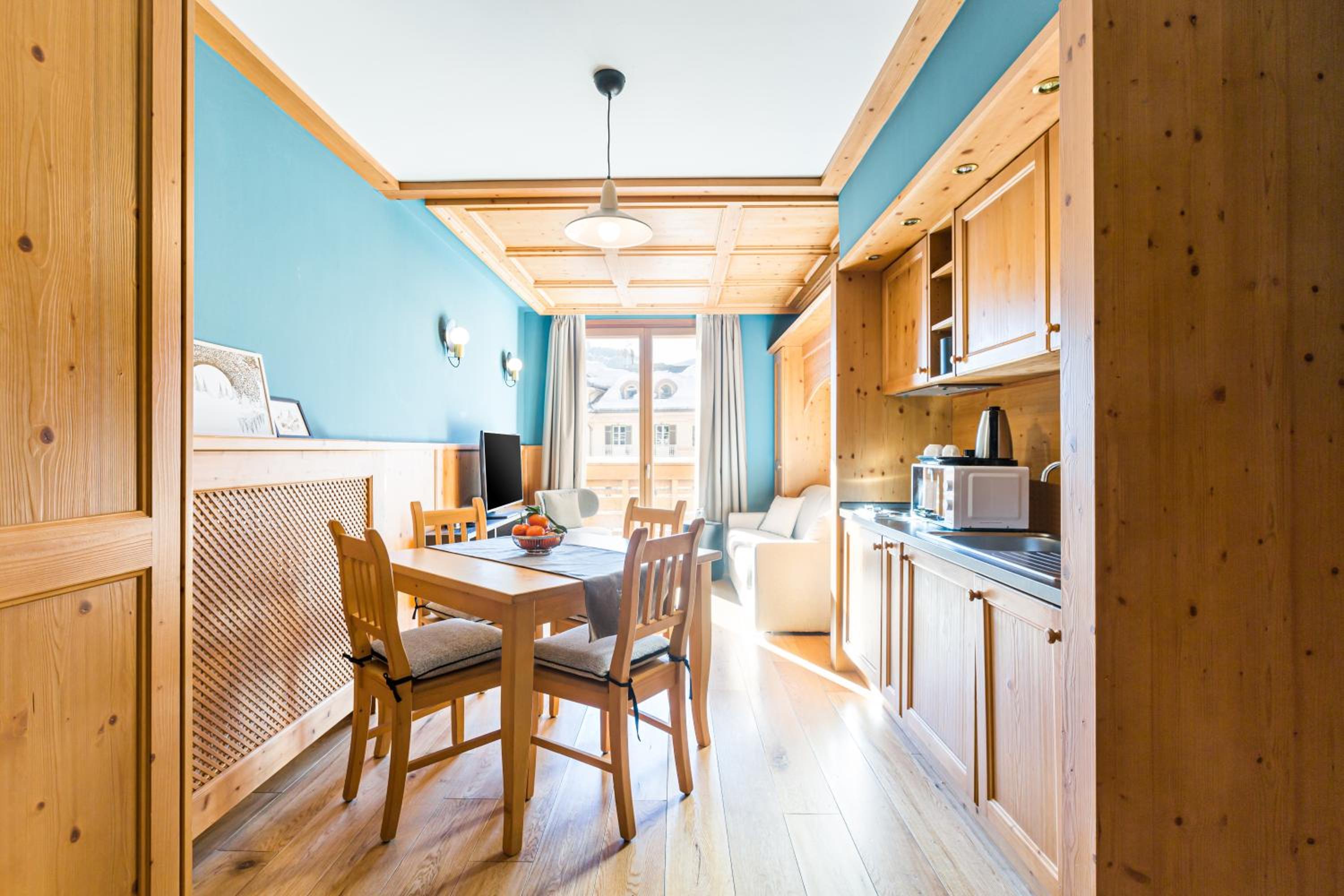 One-Bedroom Apartment with Tofane Mountain View and Balcony - Photo 3