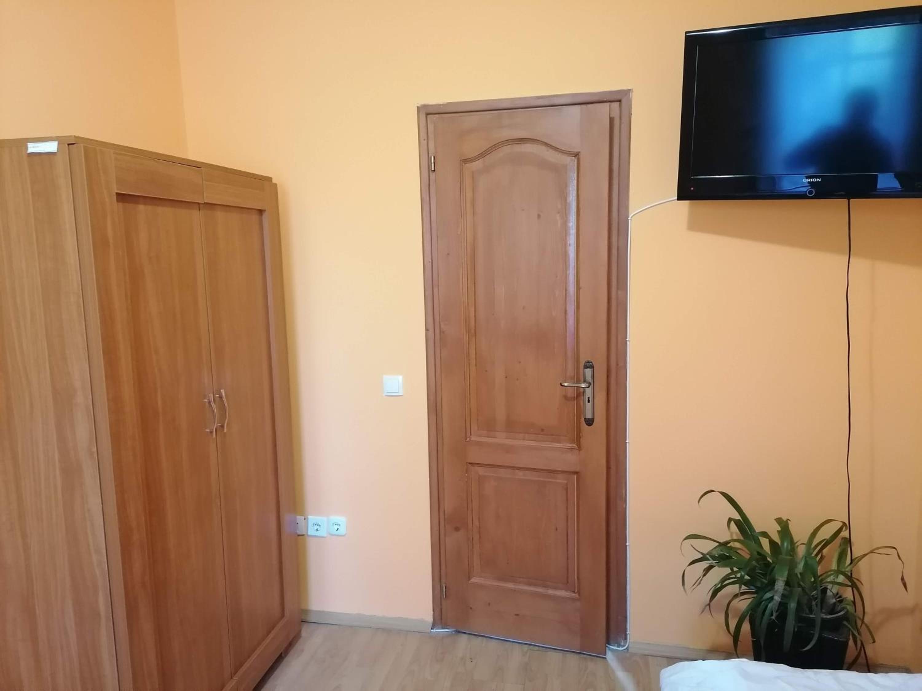 Small Twin Room - Photo 2