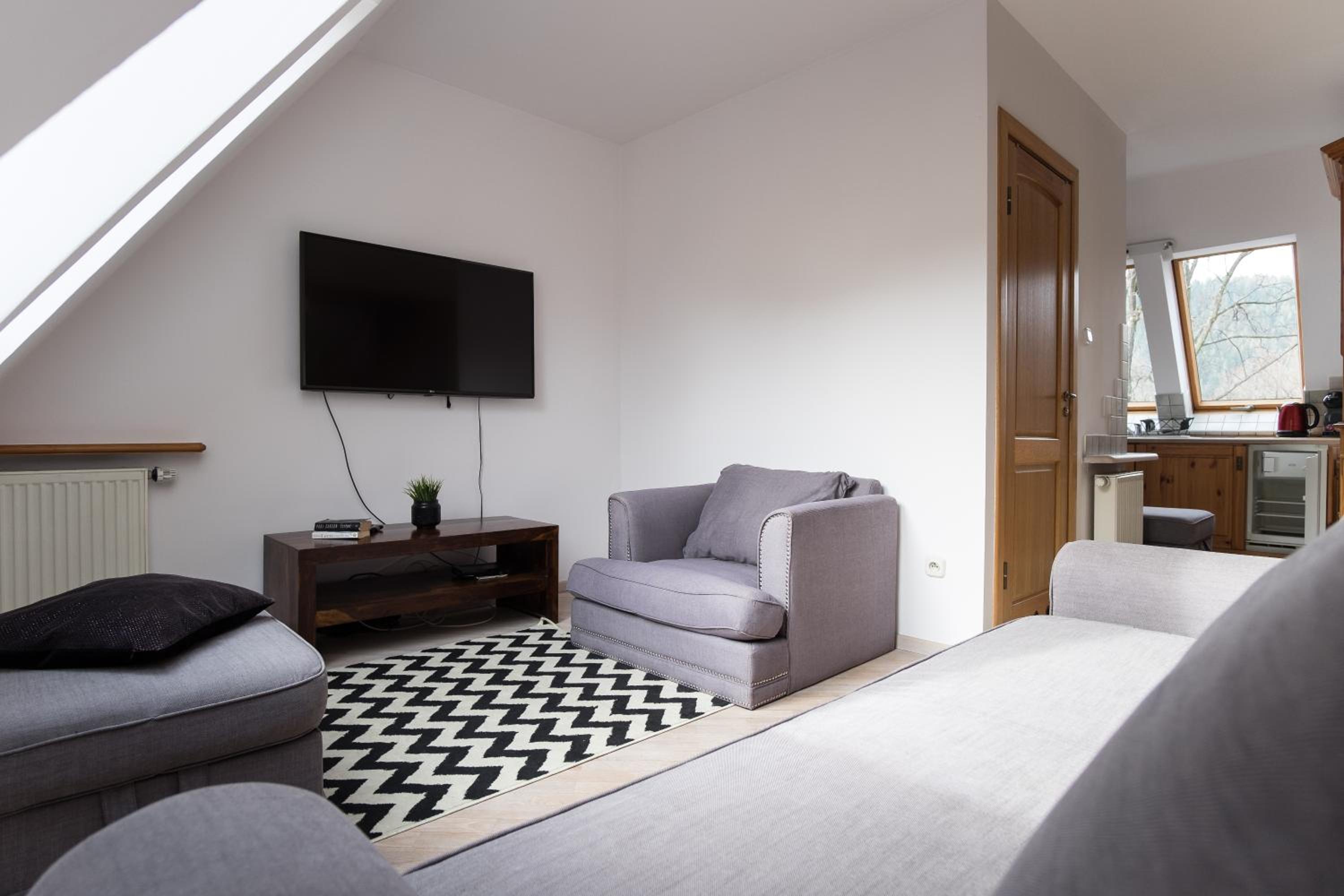 One-Bedroom Apartment - Photo 2
