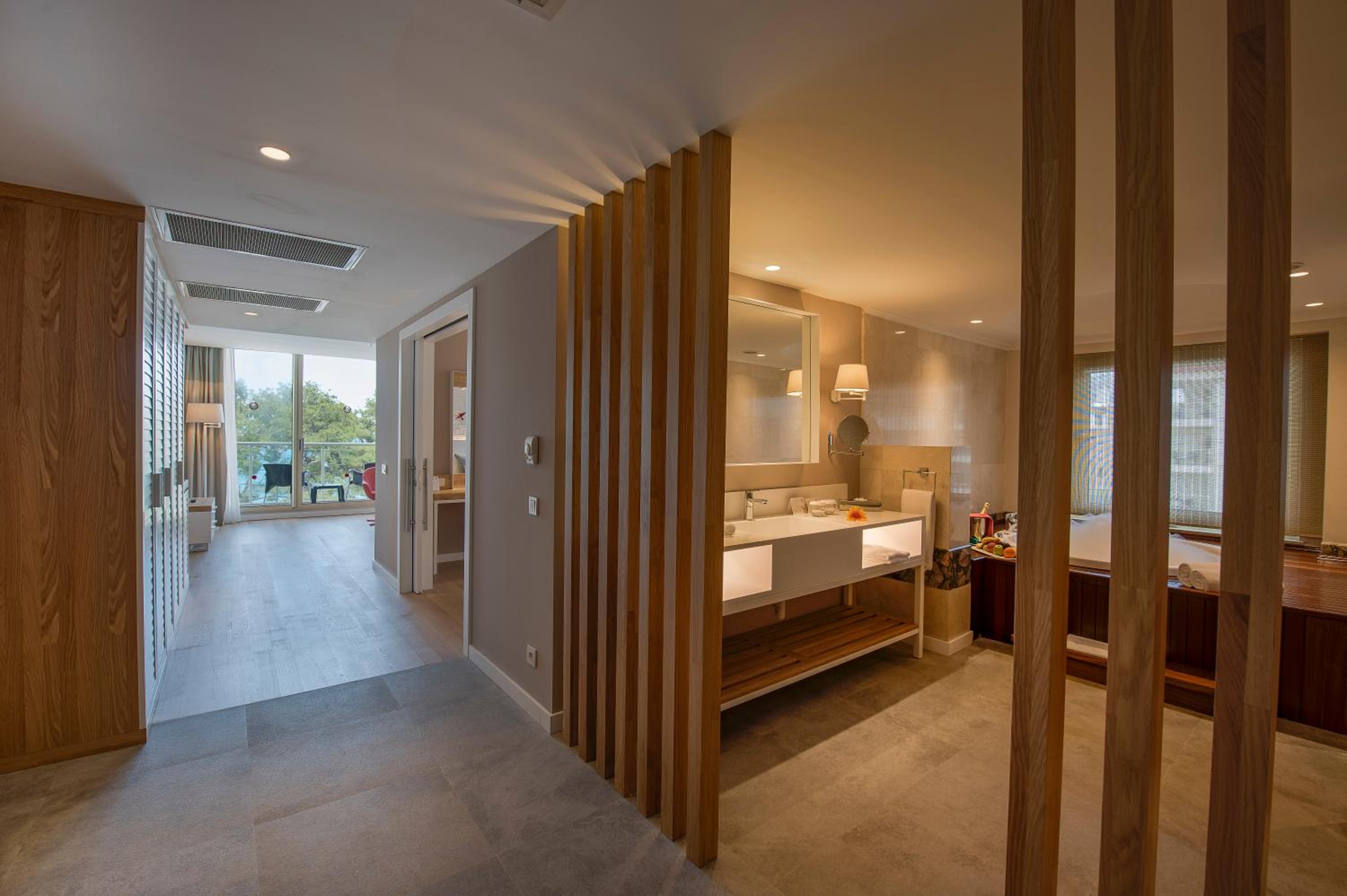 Deluxe Suite with Jacuzzi photo 3