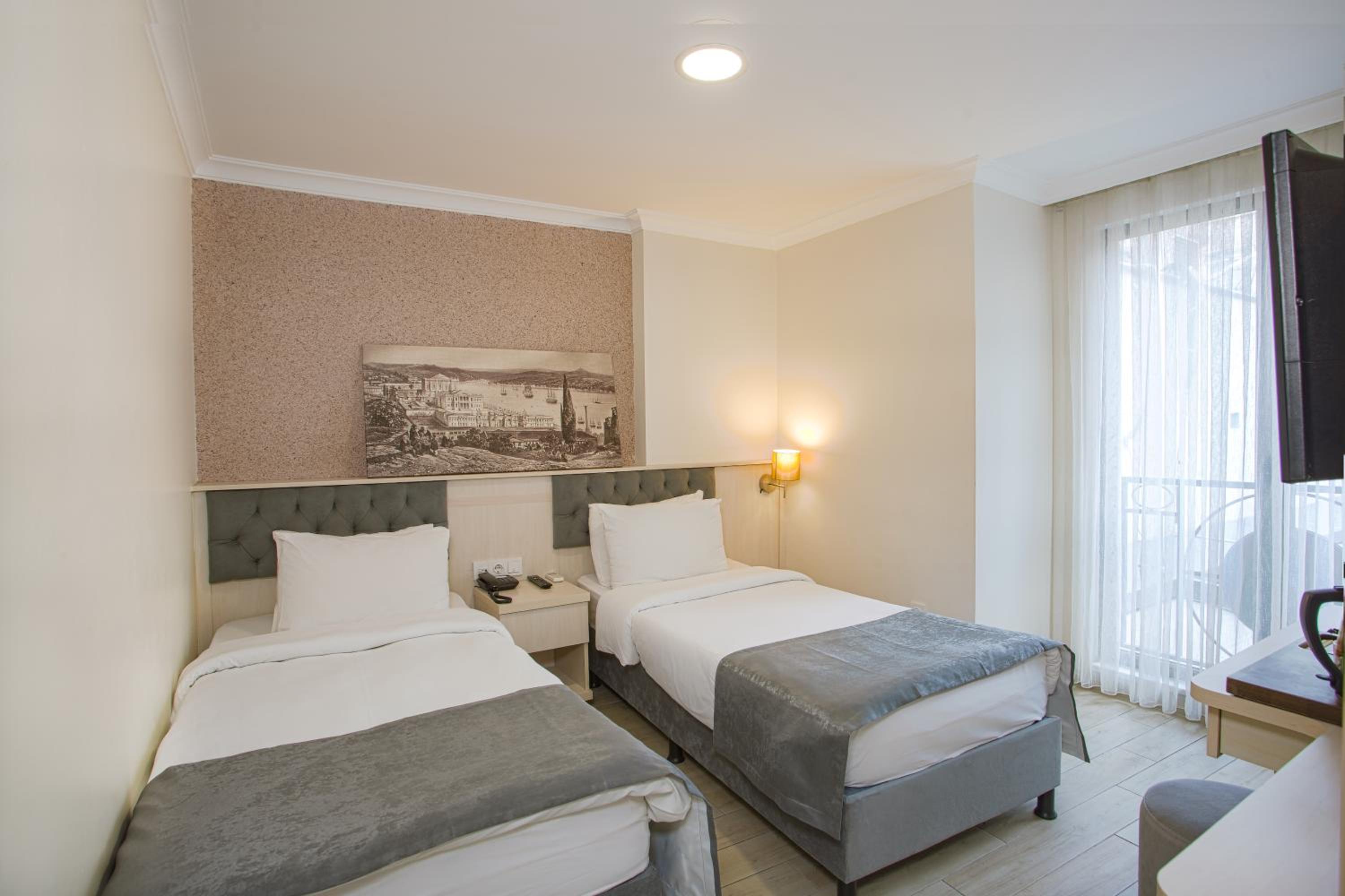 Economy Triple Room photo 3