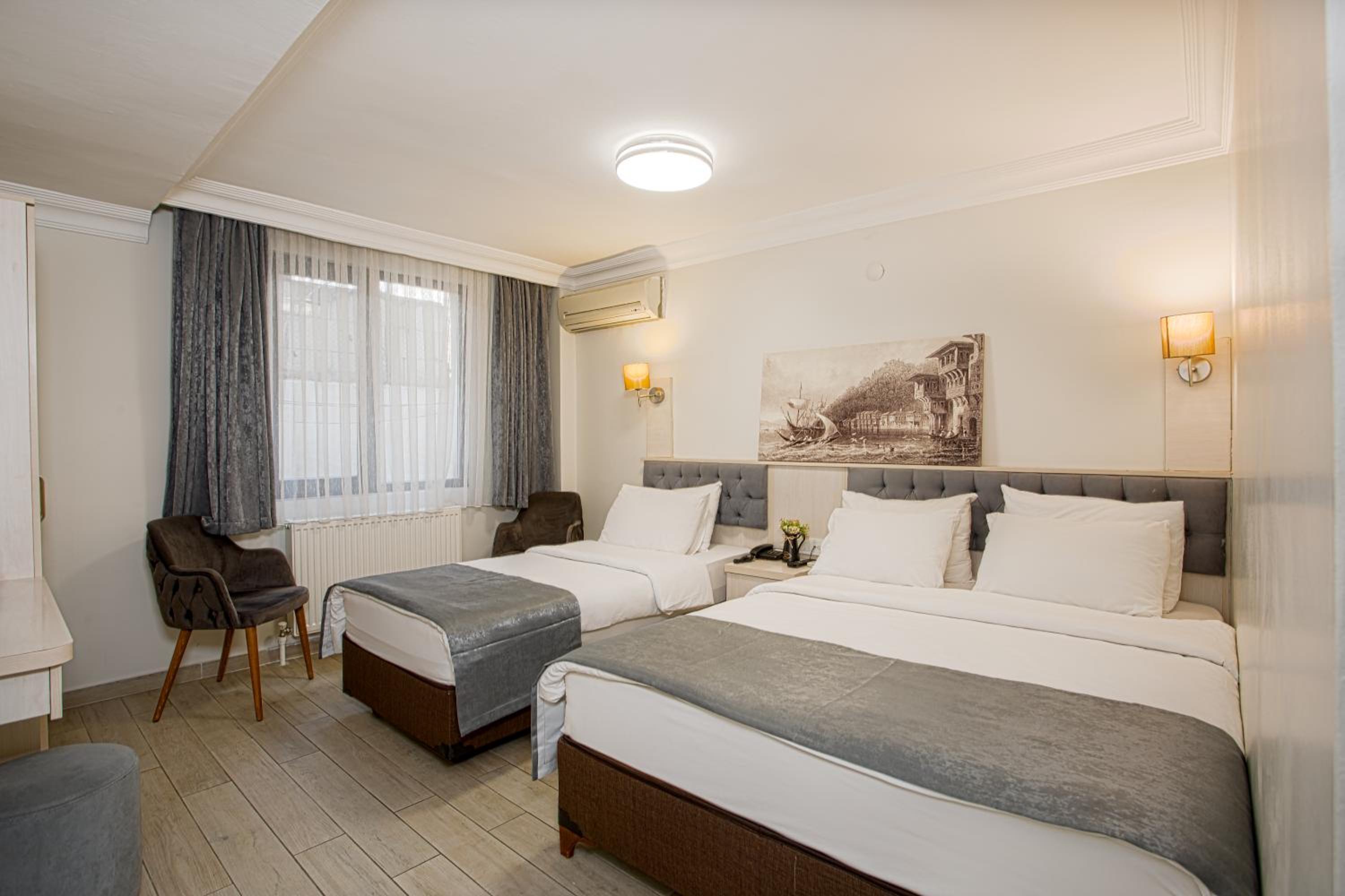 Economy Triple Room photo 2