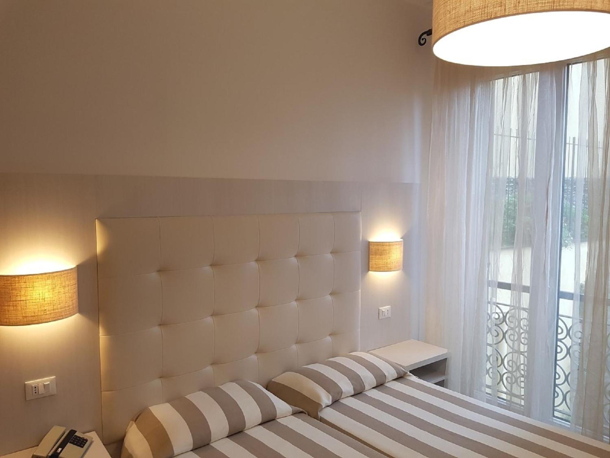 Standard Double or Twin Room - Photo 8