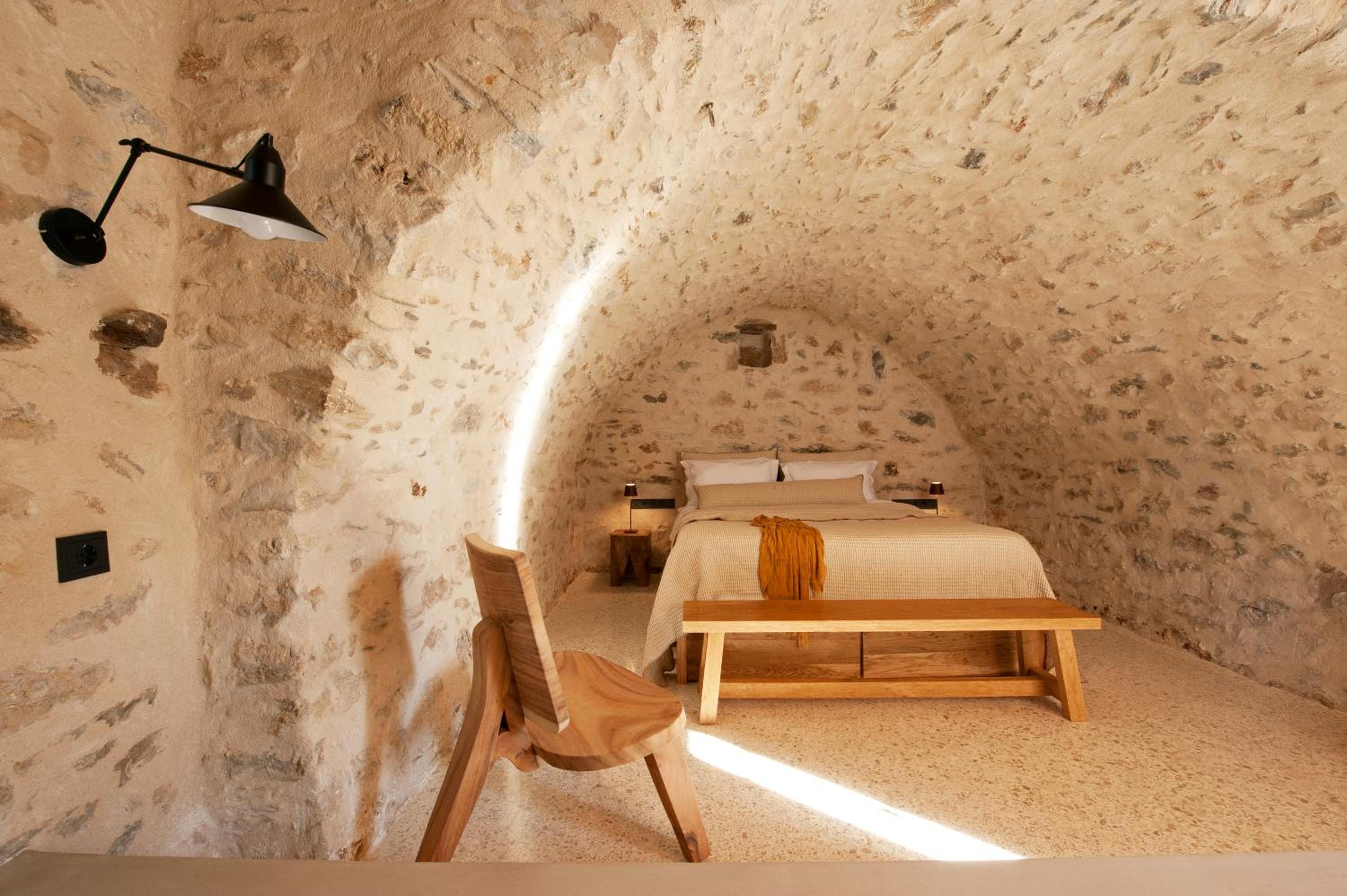 Traditional Arch Room - Photo 1