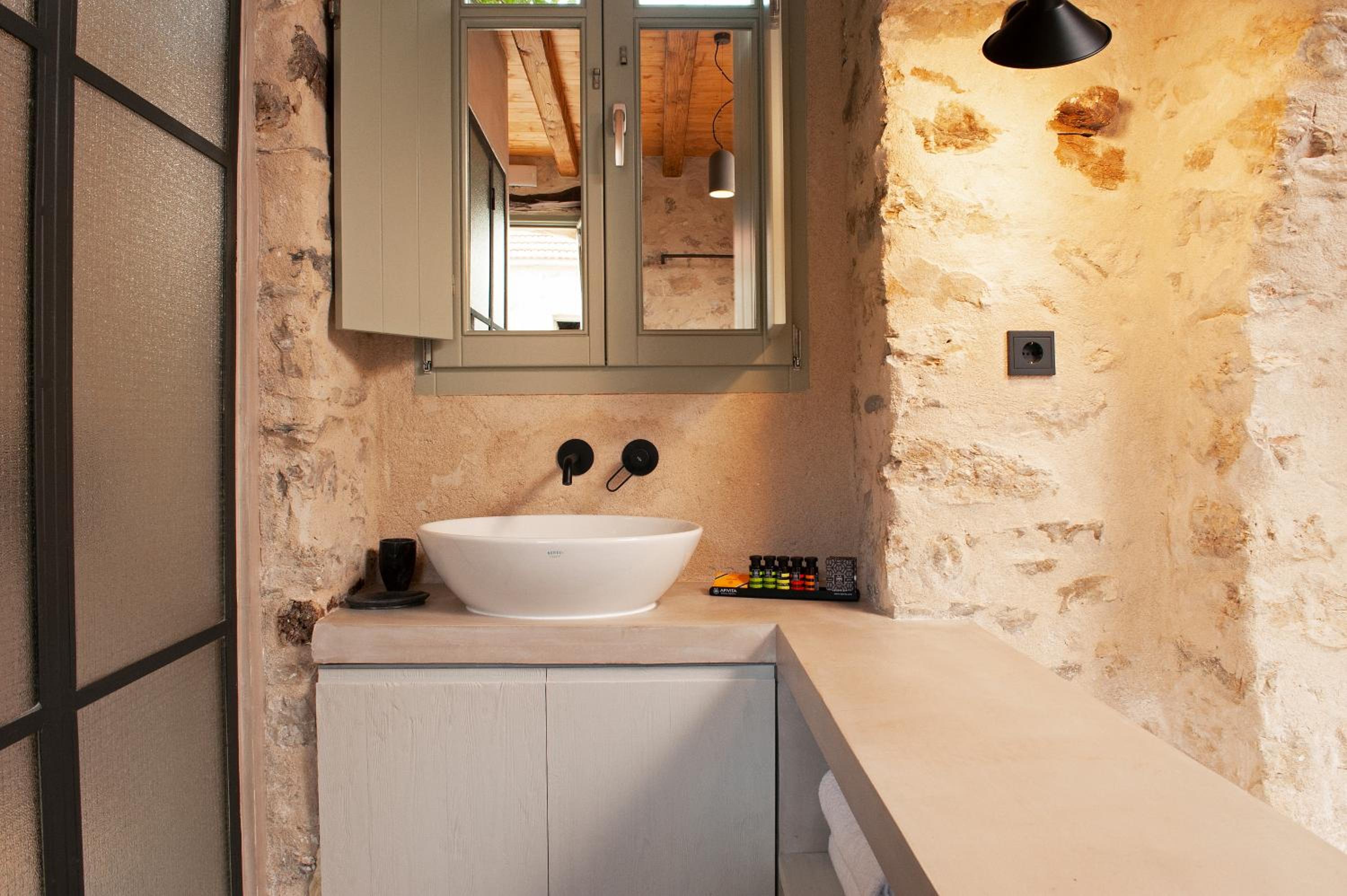 Traditional Arch Room - Photo 2