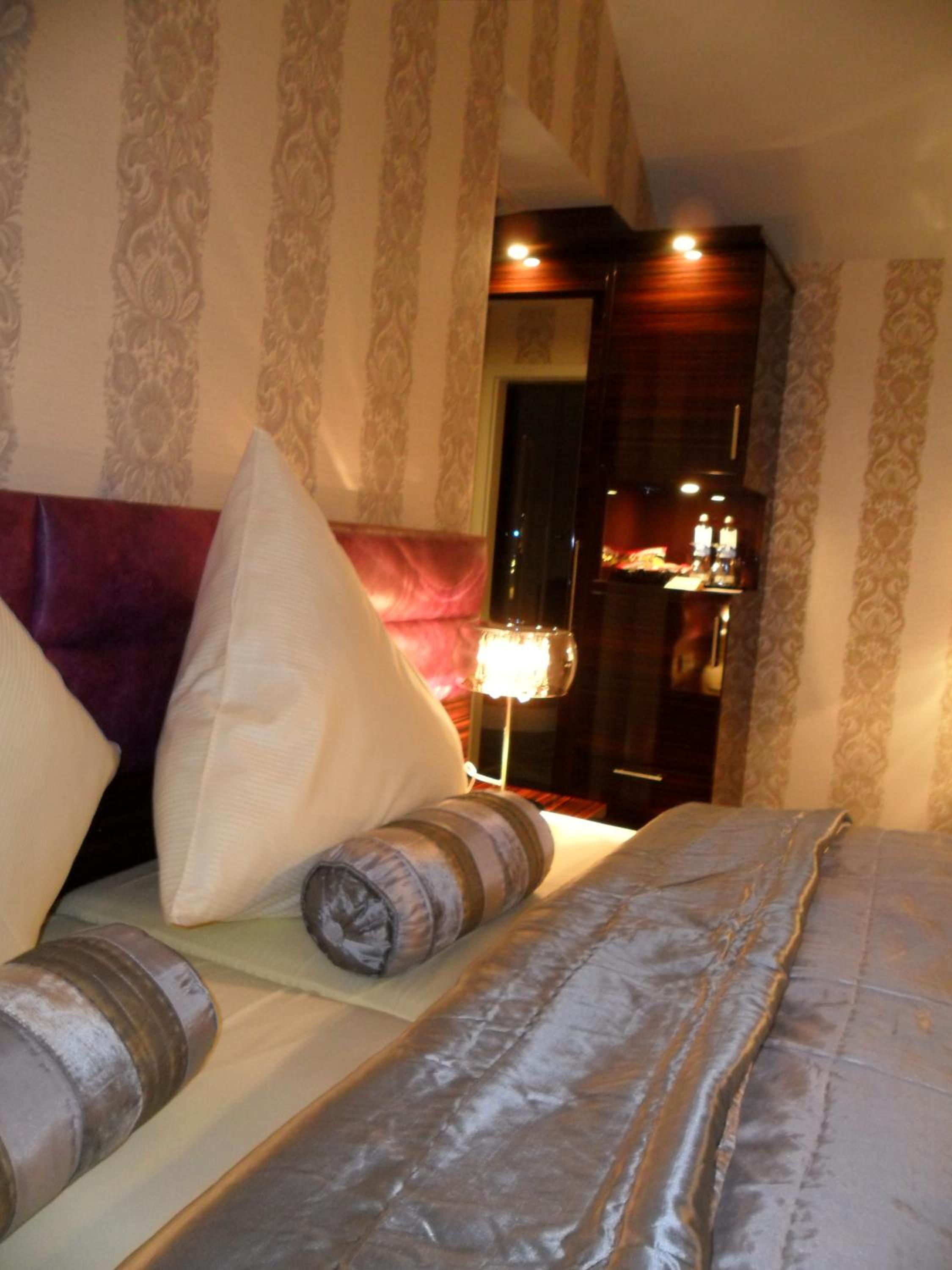Deluxe Double Room with Shower - Photo 2