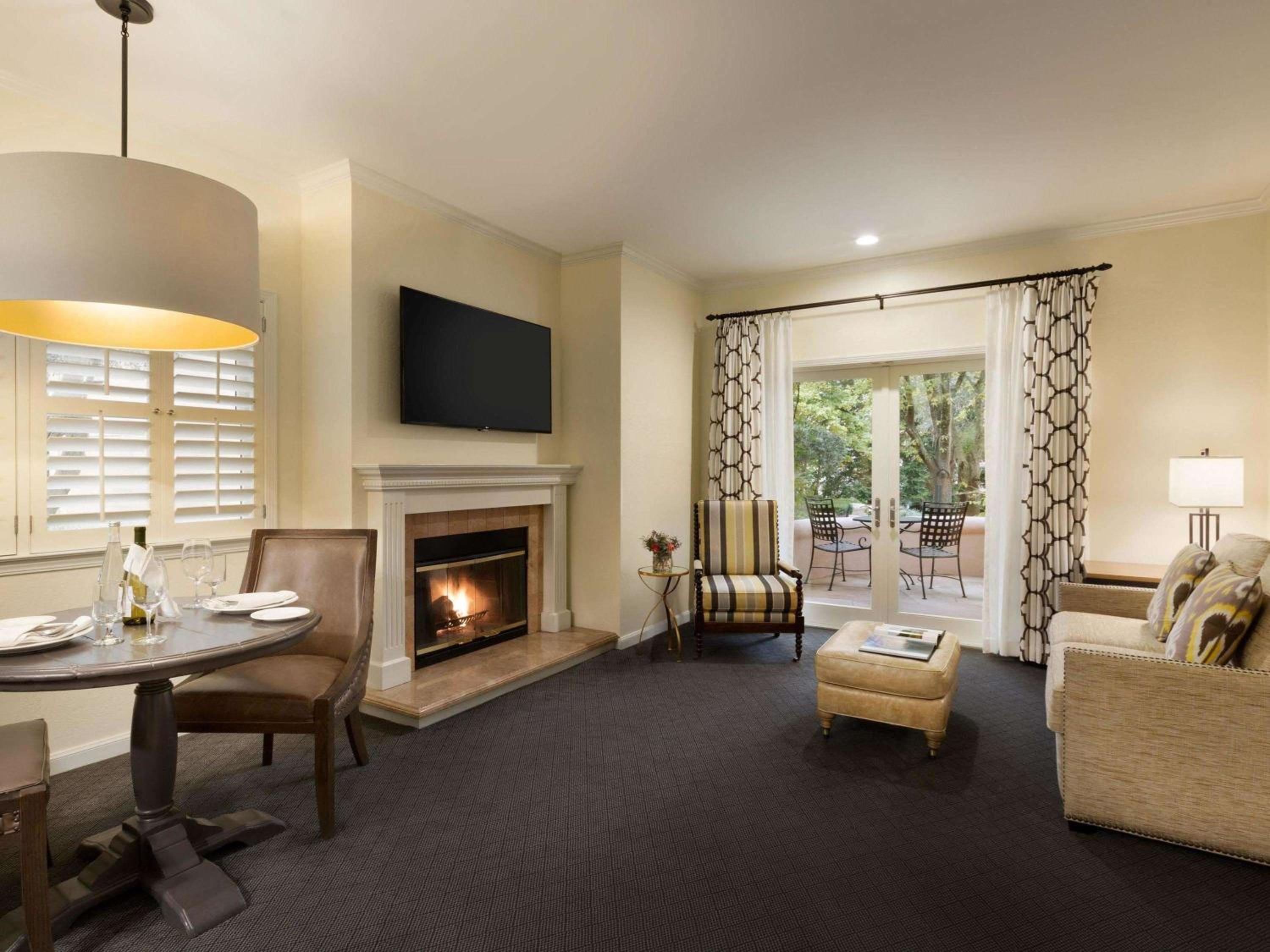 Signature One-Bedroom King Suite with Sofa Bed, Fireplace, Patio or Balcony, Jacuzzi and Garden View - Photo 4
