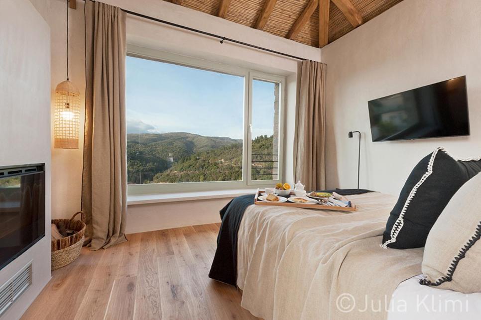 Deluxe Room with Mountain View & Fireplace - Photo 4