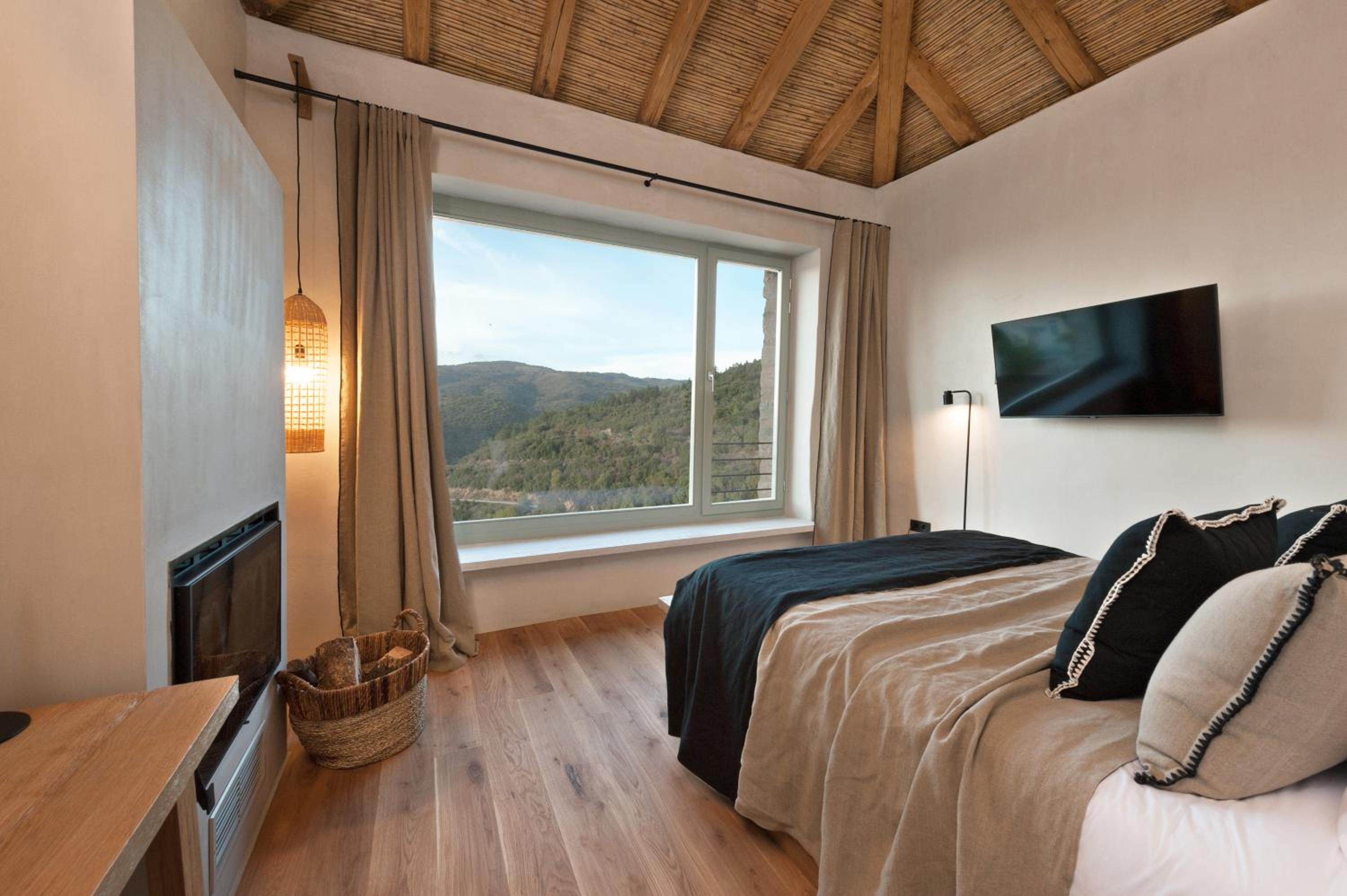 Deluxe Room with Mountain View & Fireplace - Photo 1
