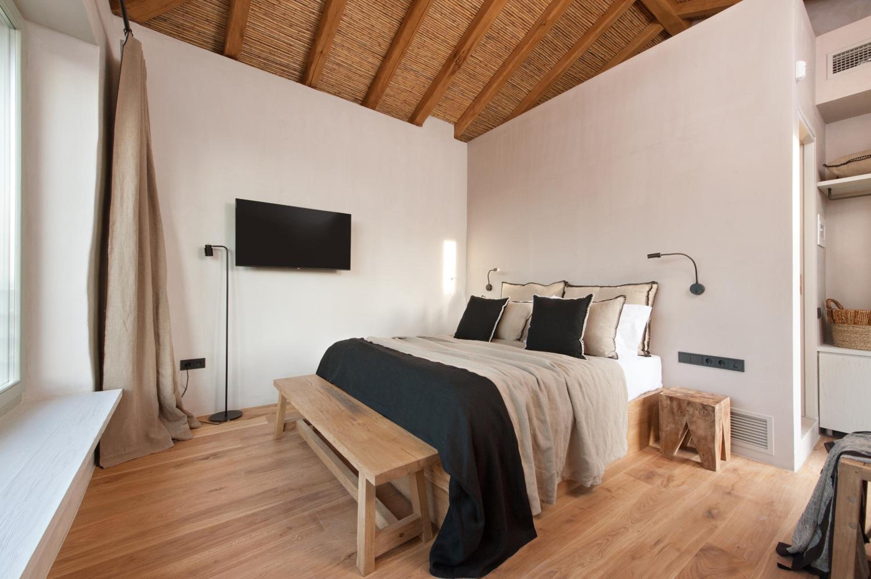 Deluxe Room with Mountain View & Fireplace - Photo 2