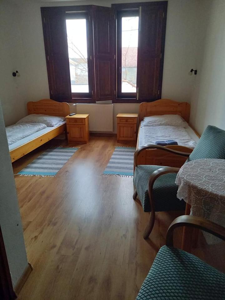 Standard Twin Room - Photo 3