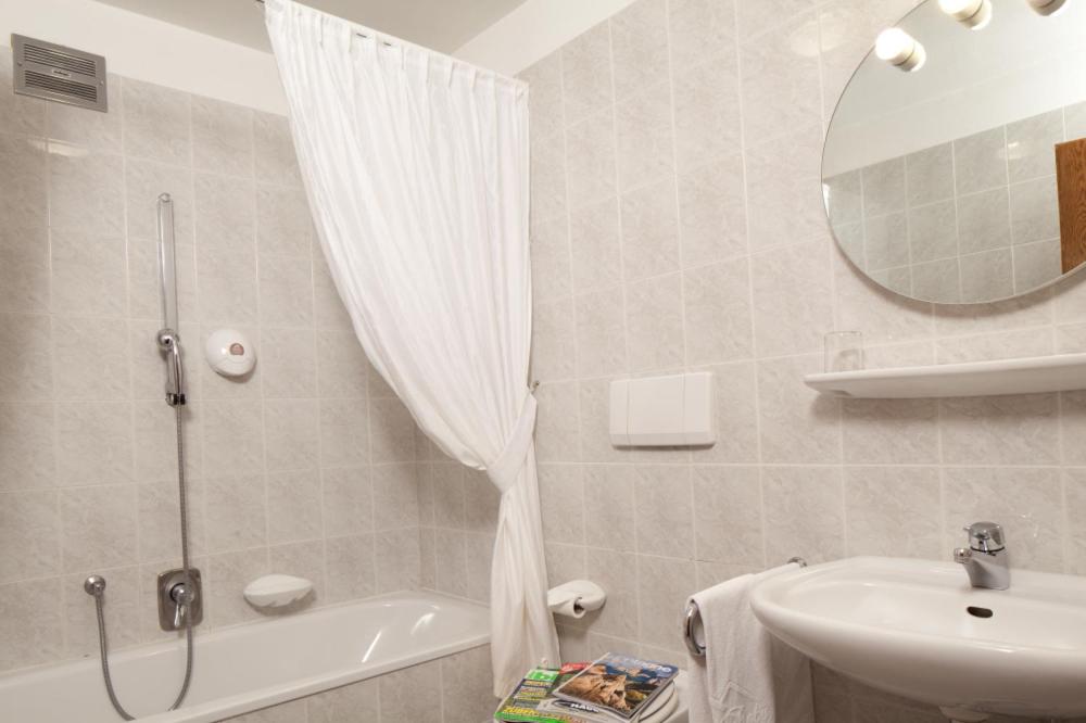 Double Room with Balcony - Photo 2