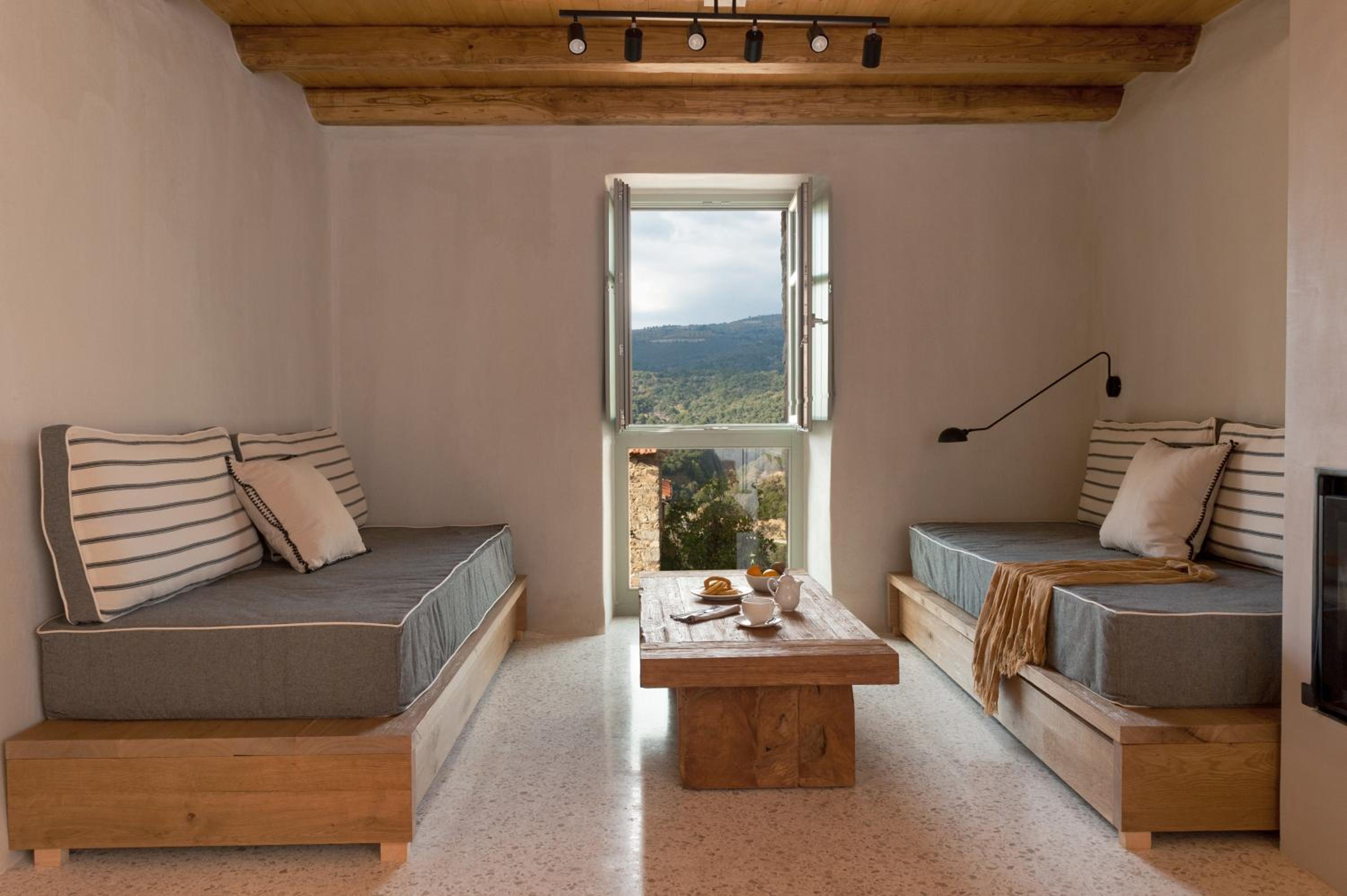 Ruga Suite with Mountain View & Fireplace - Photo 3
