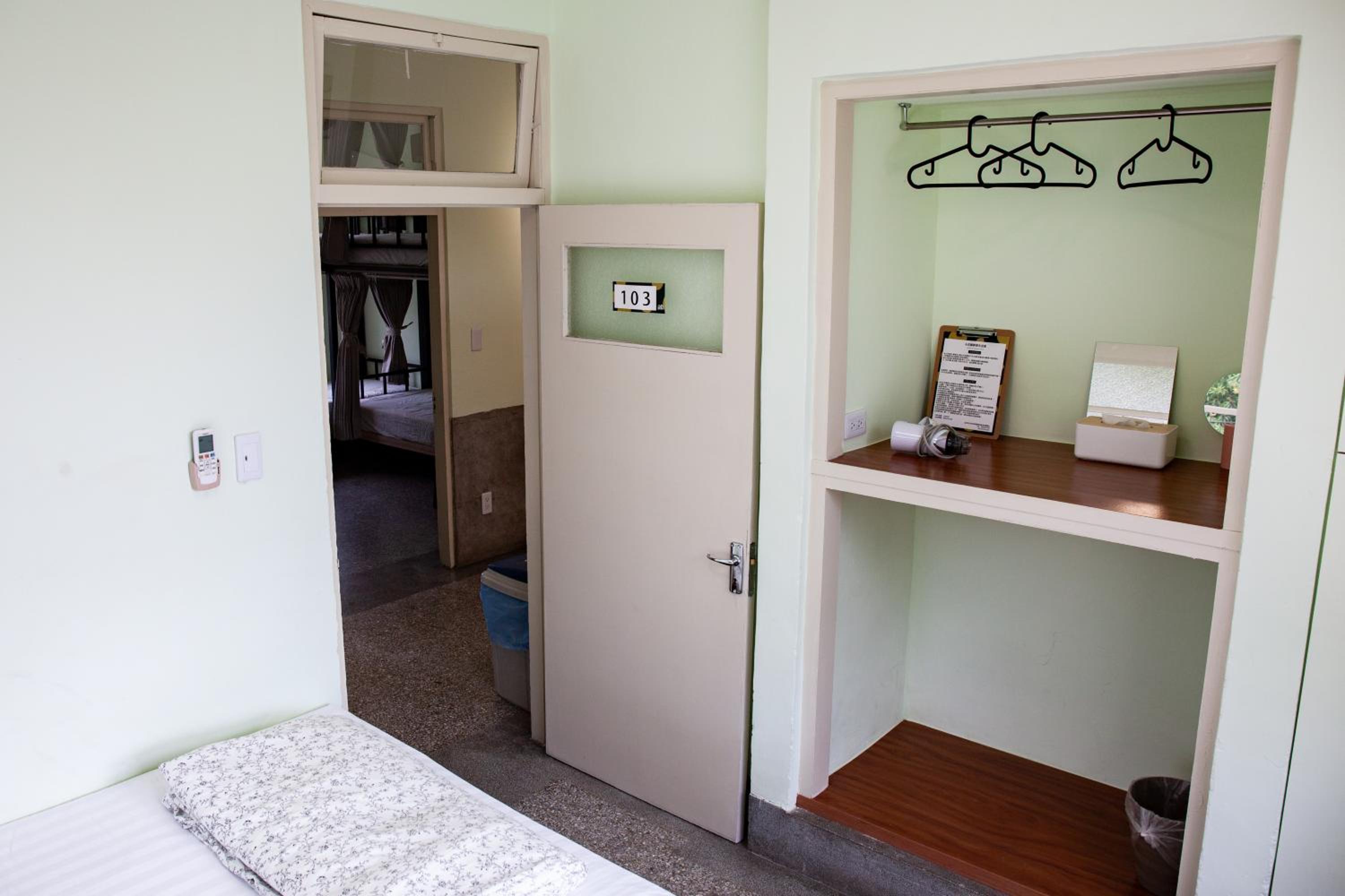 Quadruple Room with Shared Bathroom photo 3