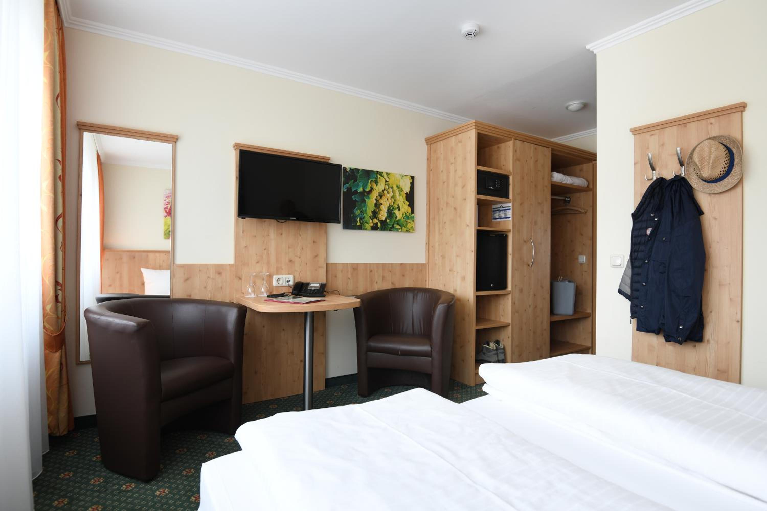 Standard Double Room - Photo 2