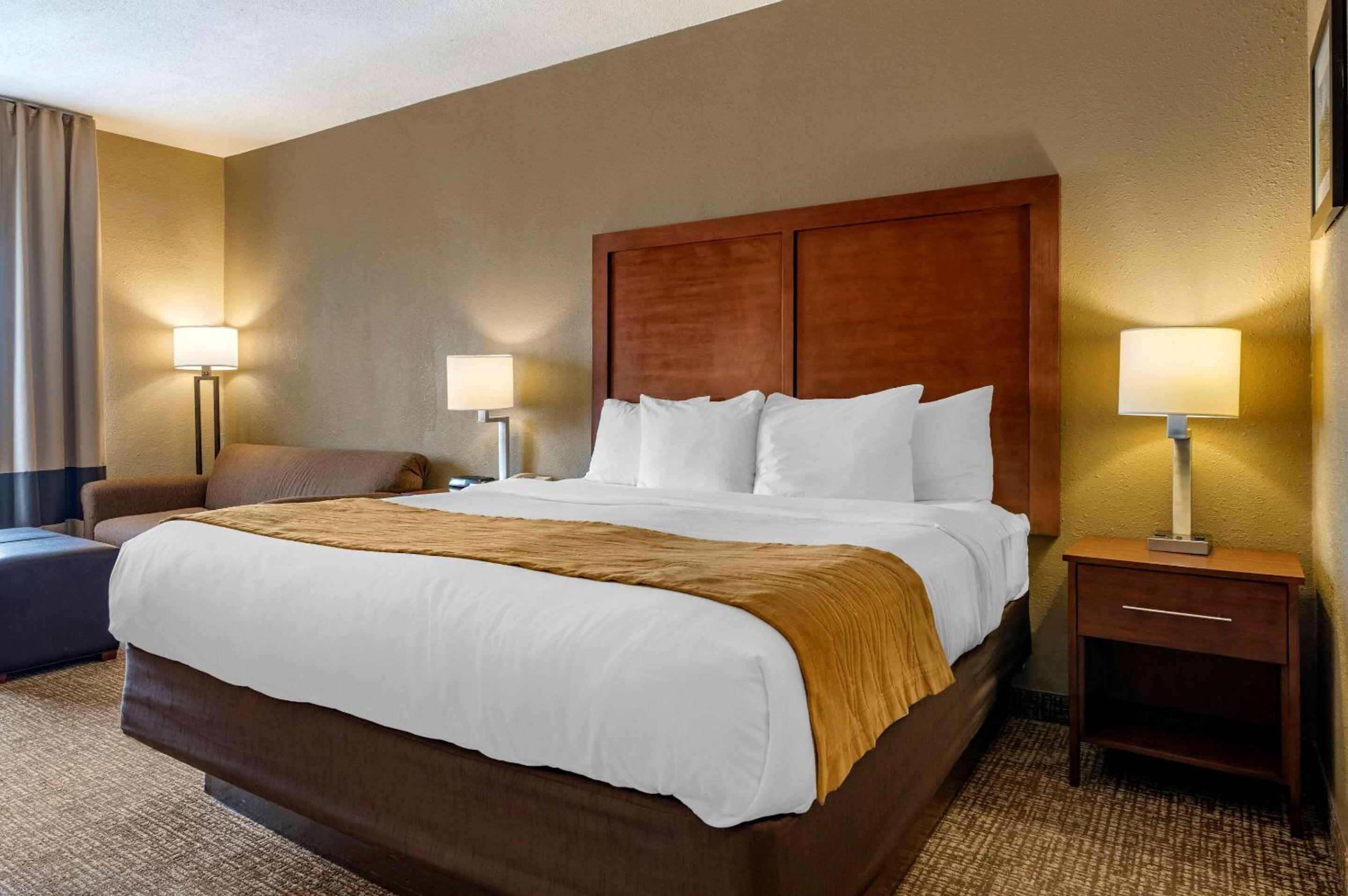 King Room - Non-Smoking - Photo 1