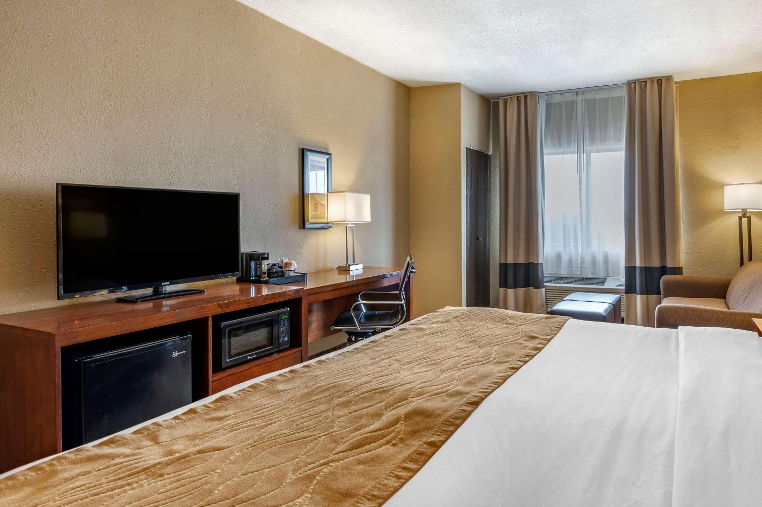 King Room - Non-Smoking - Photo 3