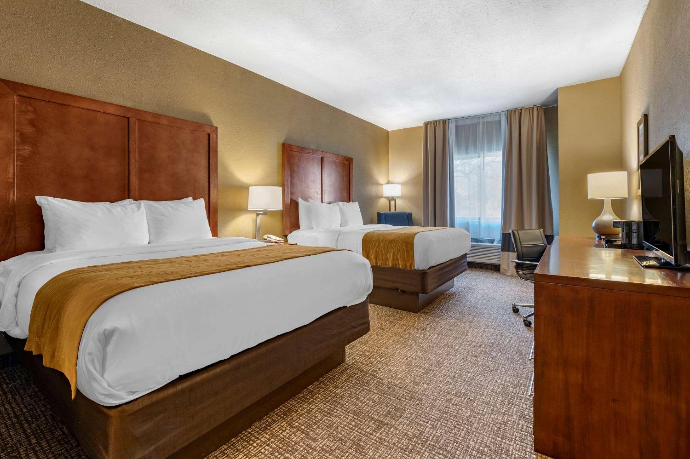 Queen Room with Two Queen Beds - Non-Smoking - Photo 1