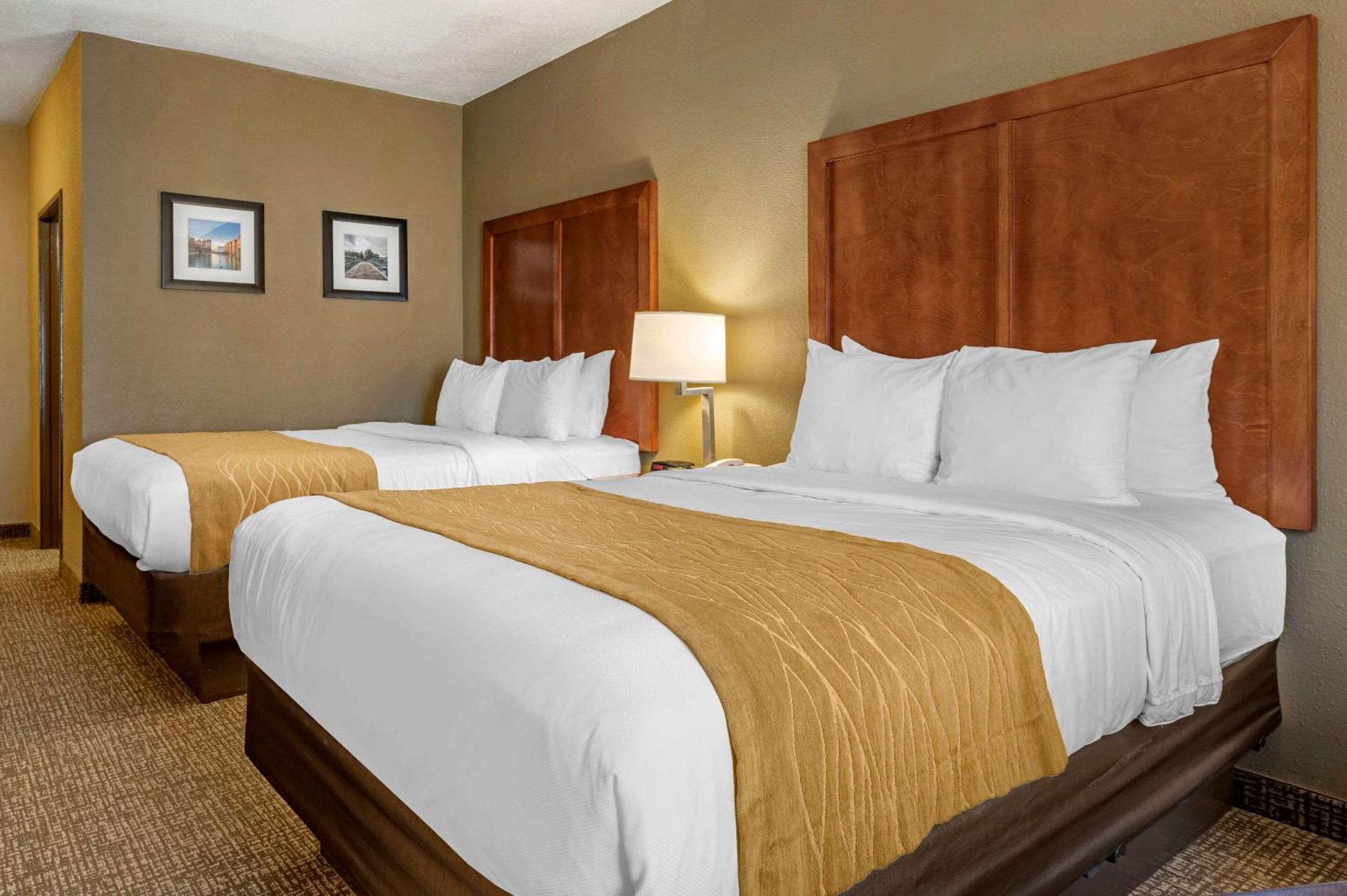 Queen Room with Two Queen Beds - Non-Smoking - Photo 3