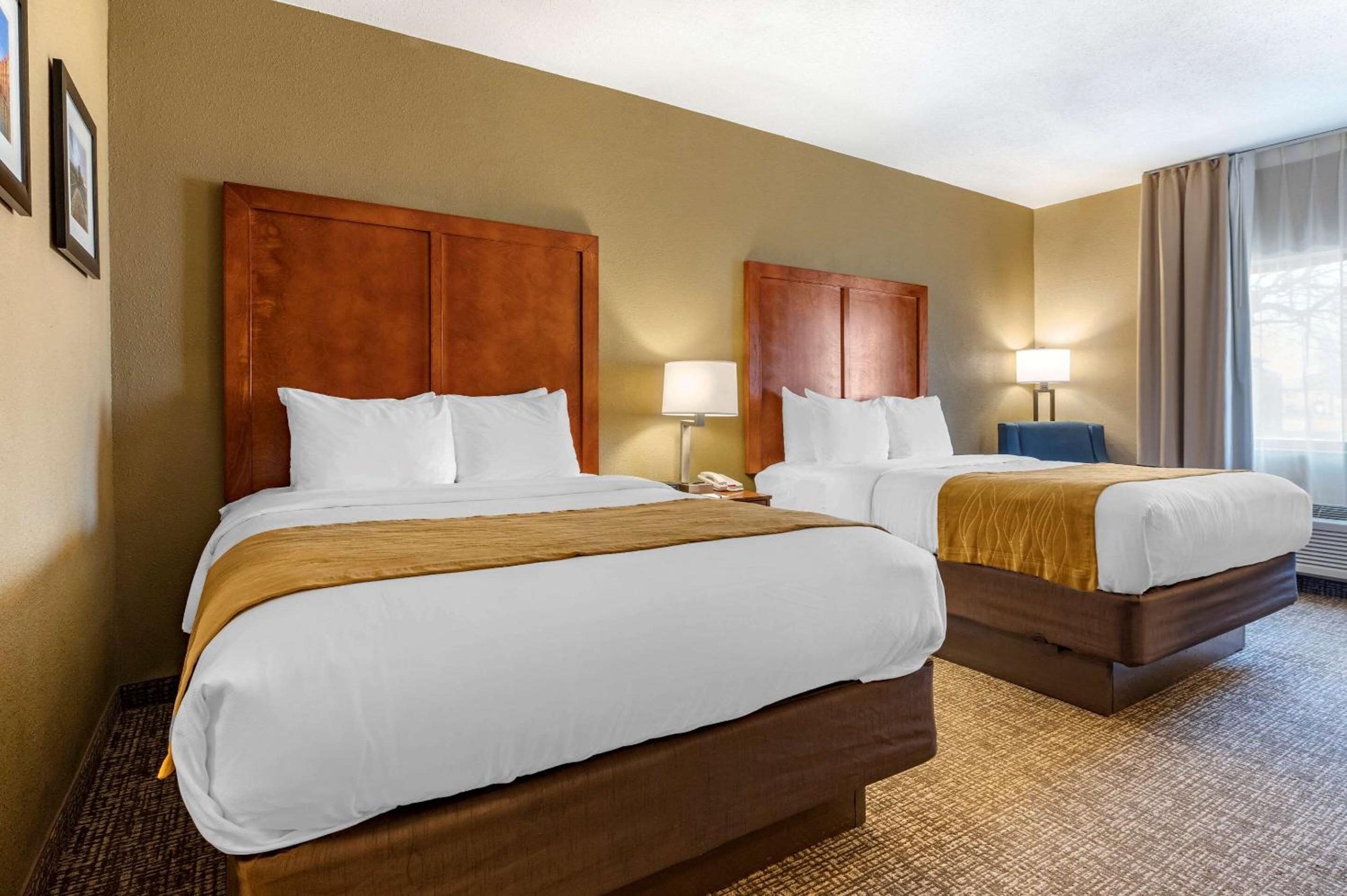 Queen Room with Two Queen Beds - Non-Smoking - Photo 5